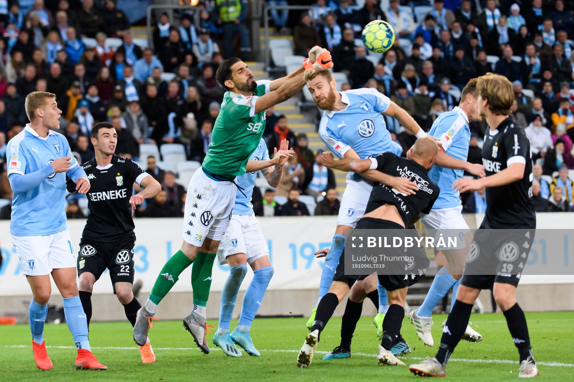 IFK Göteborgs målvakt Ioannis Anestis boxar bort bollen
