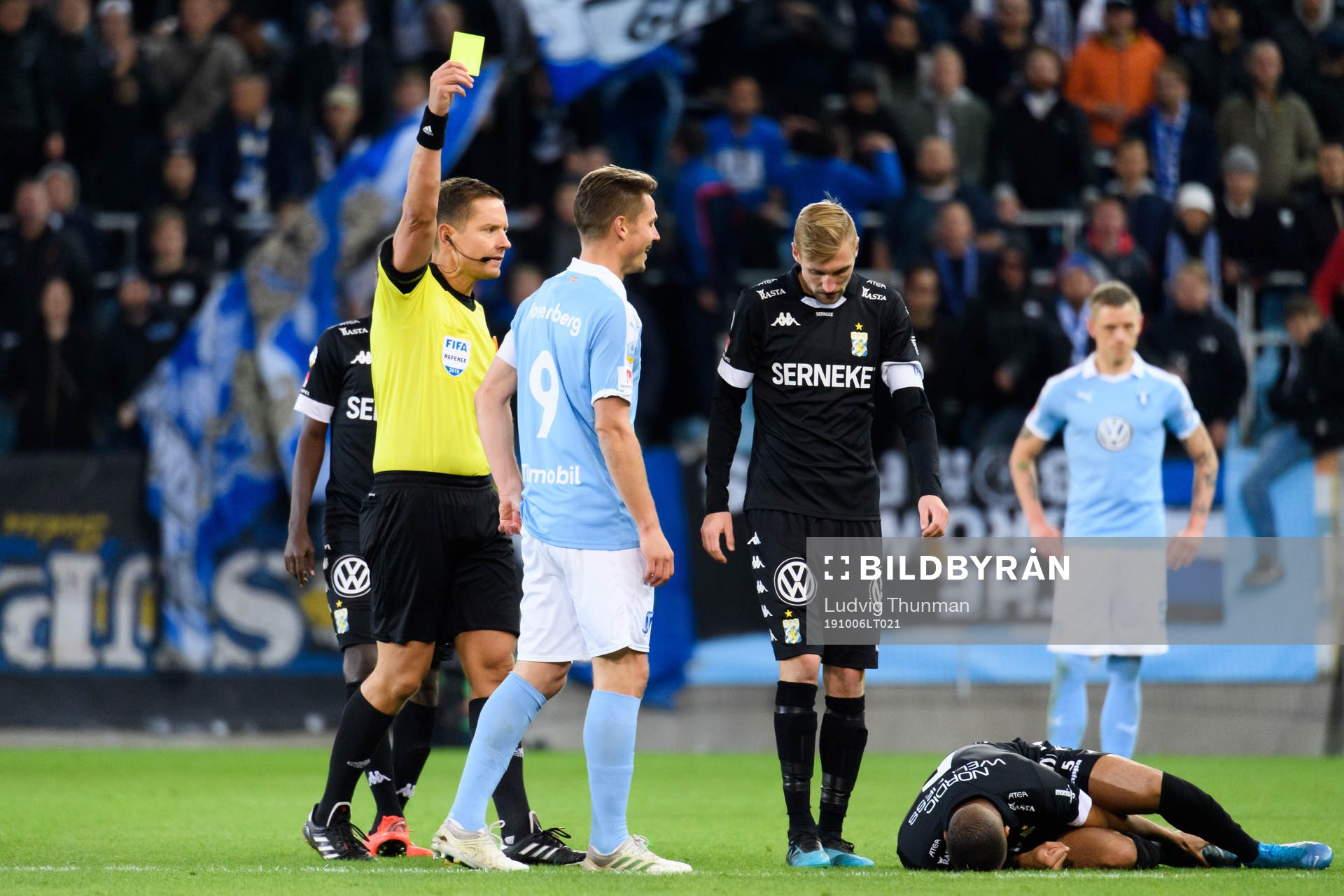 Malmö FFs Markus Rosenberg får gult kort, och IFK
