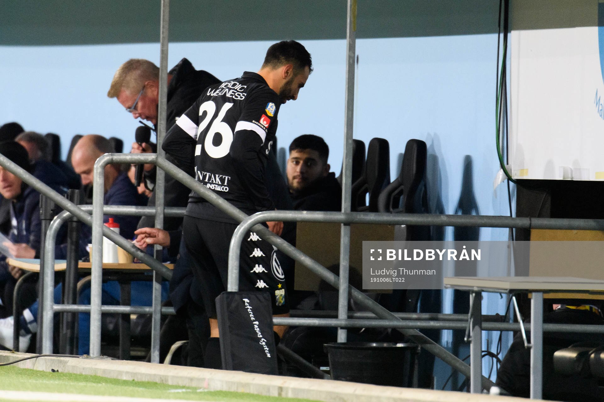 IFK Göteborgs André Calisir lämnar planen