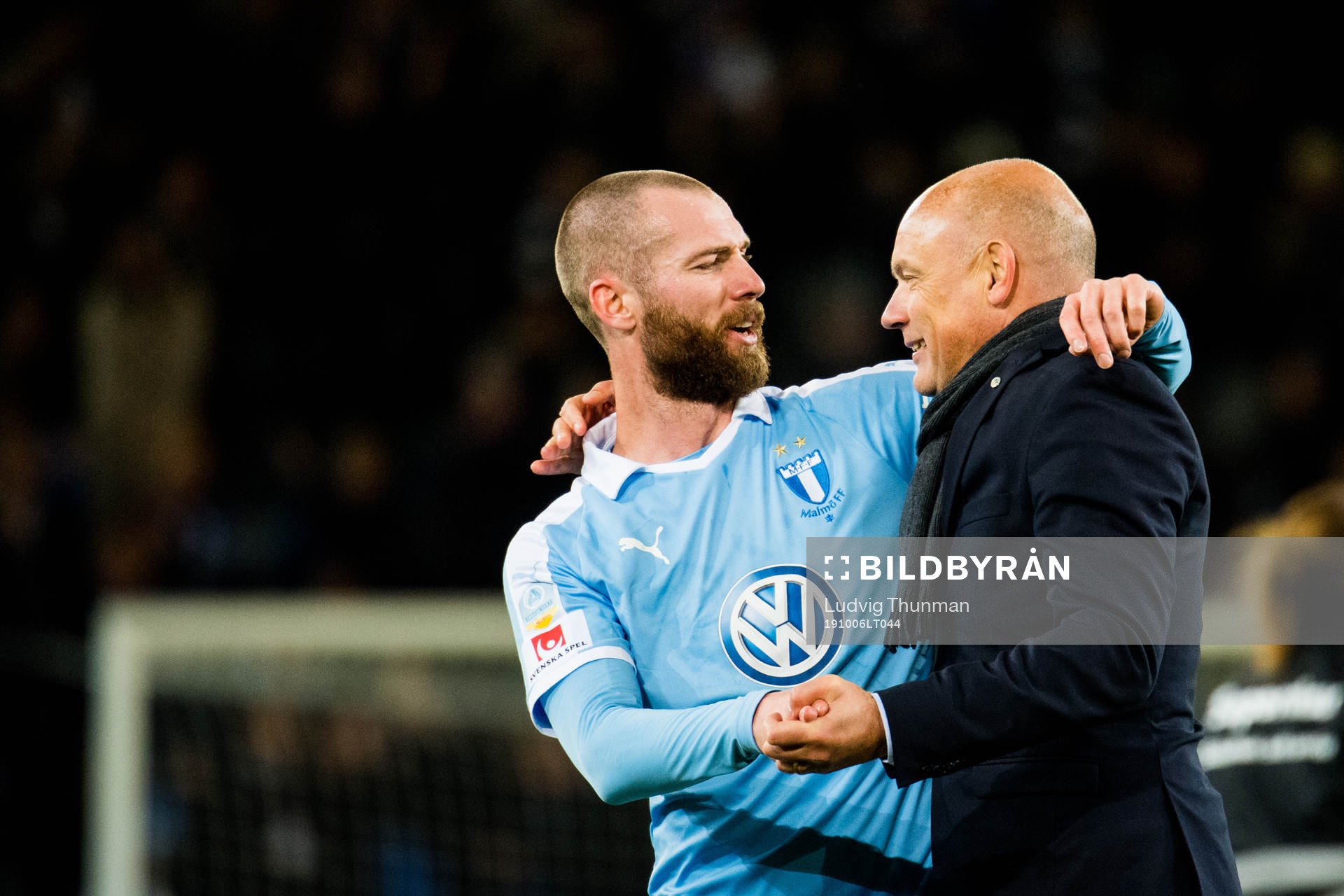 Malmö FFs tränare Uwe Rösler kramar om Jo Inge Berget