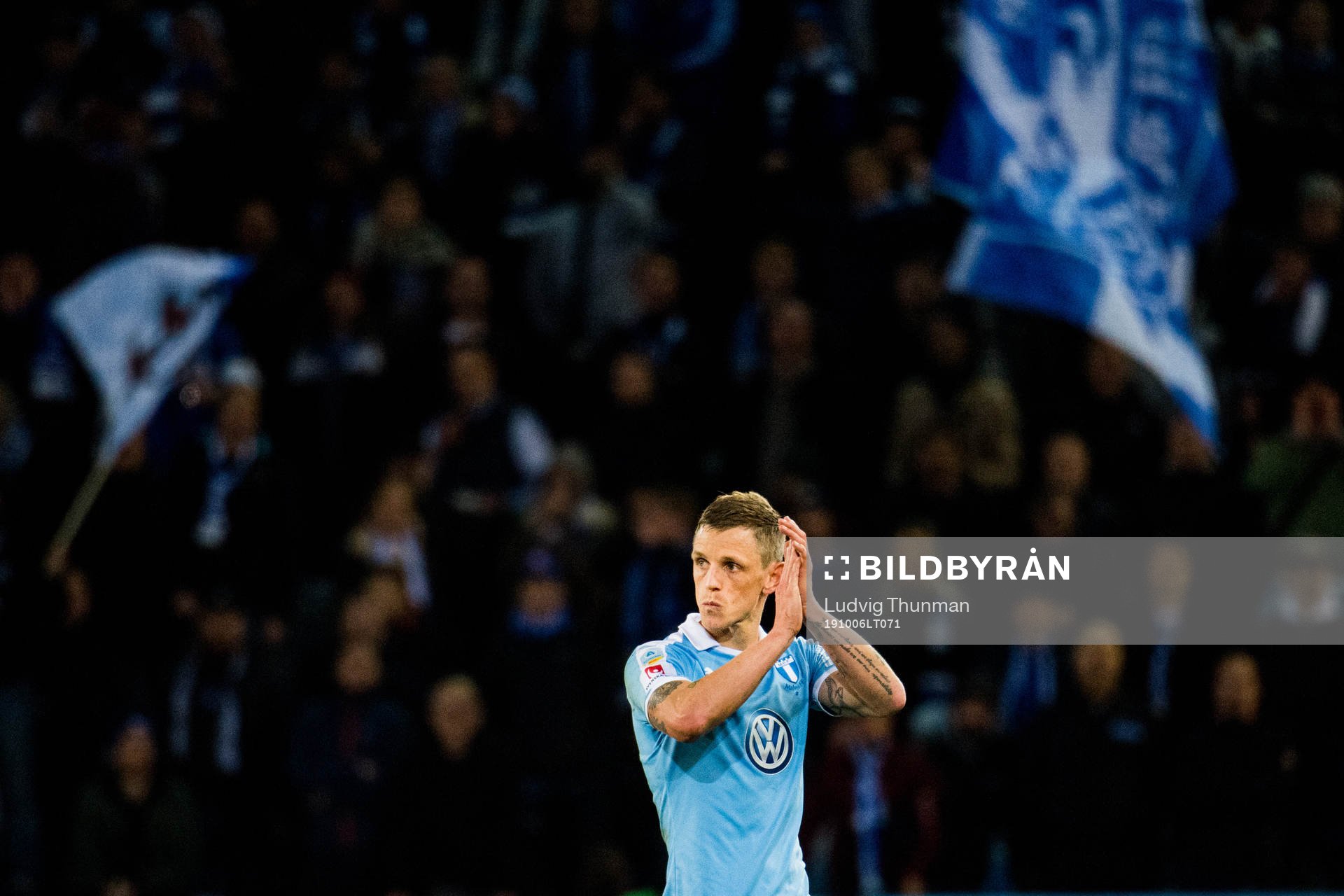 Malmö FFs Sören Rieks tackar publiken när han byts ut under fotbollsmatchen i Allsvenskan mellan Malmö FF och IFK Göteborg den 6 oktober 2019 i Malmö.