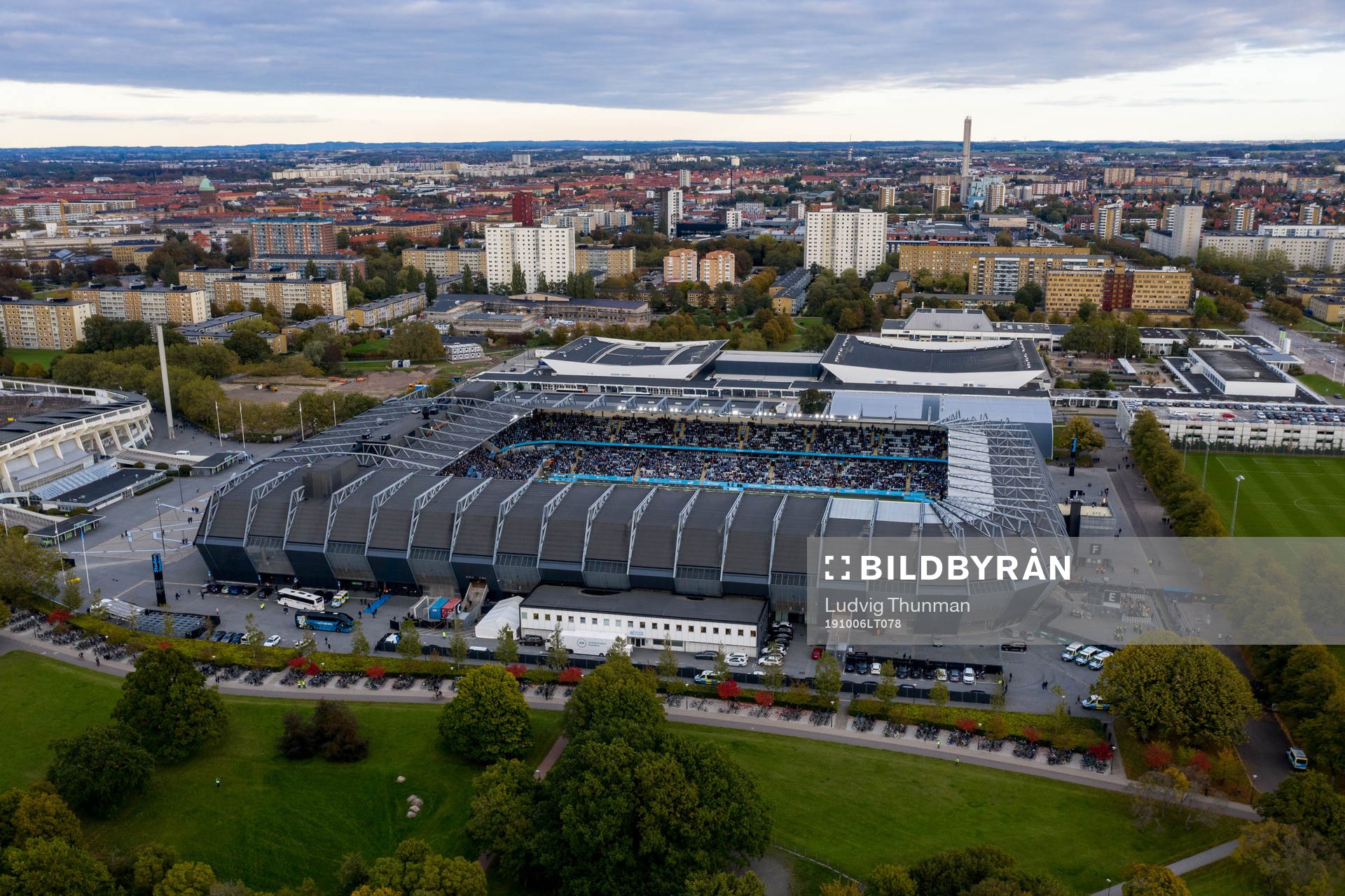 Drönarvy över Stadion och stadiontorget i Malmö