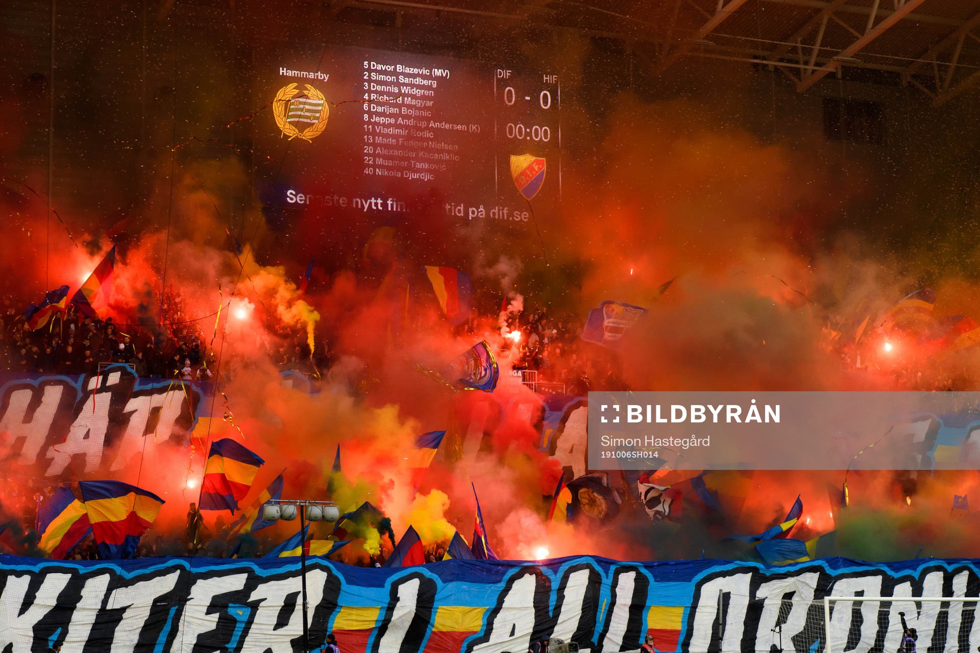 Djurgårdens supportrar eldar bengaler innan