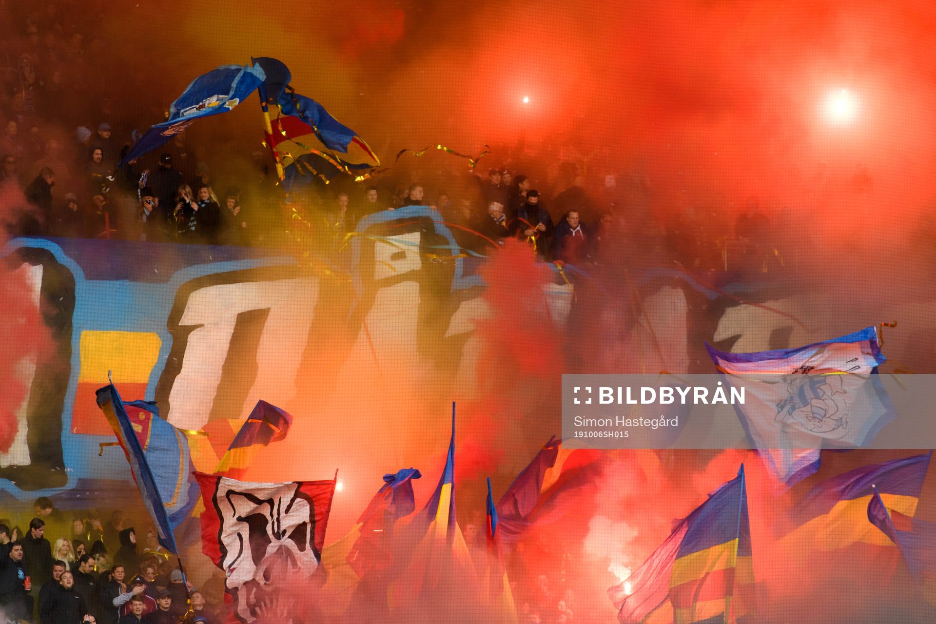 Djurgårdens supportrar eldar bengaler innan