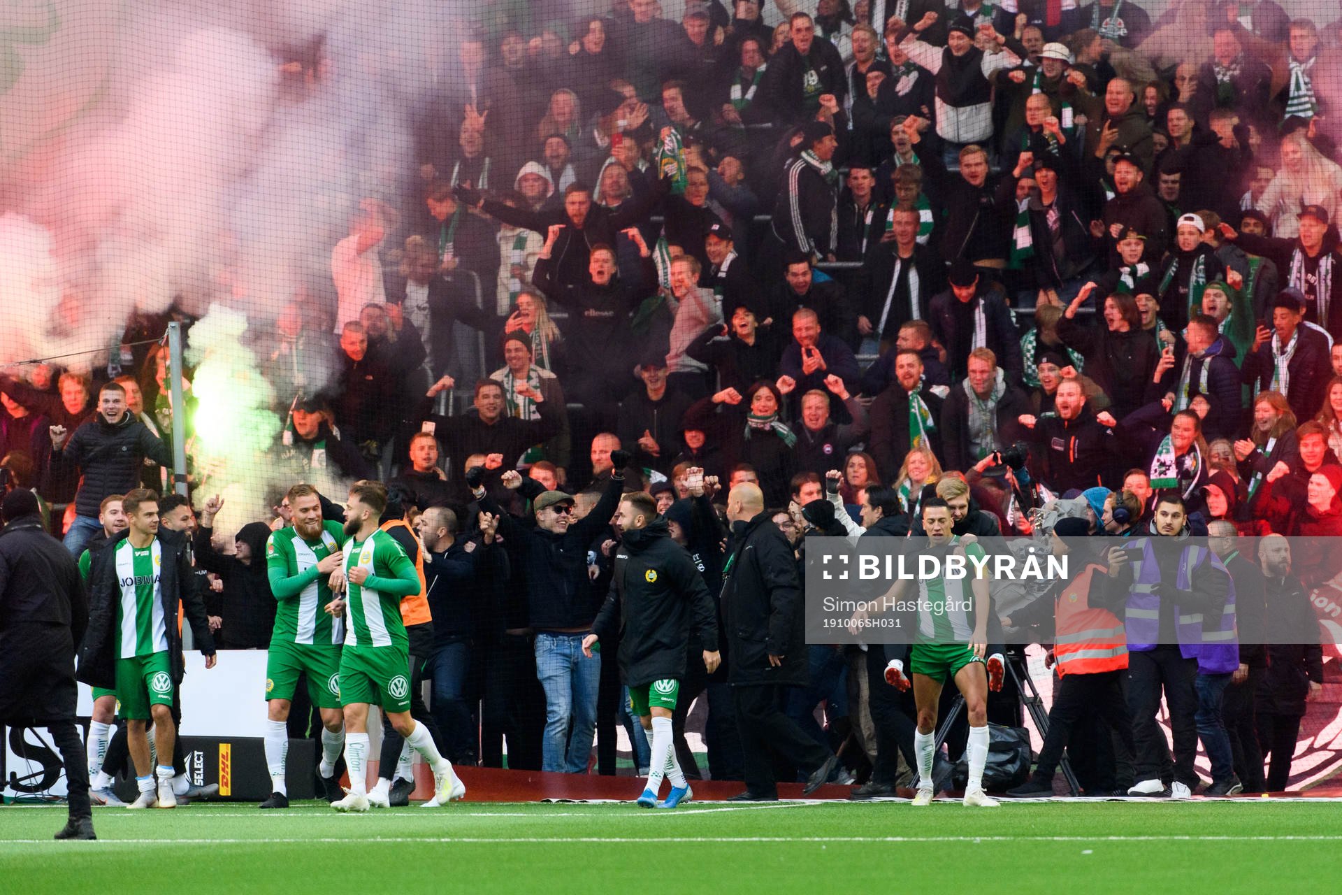 Hammarbys supportrar jublar med spelarna