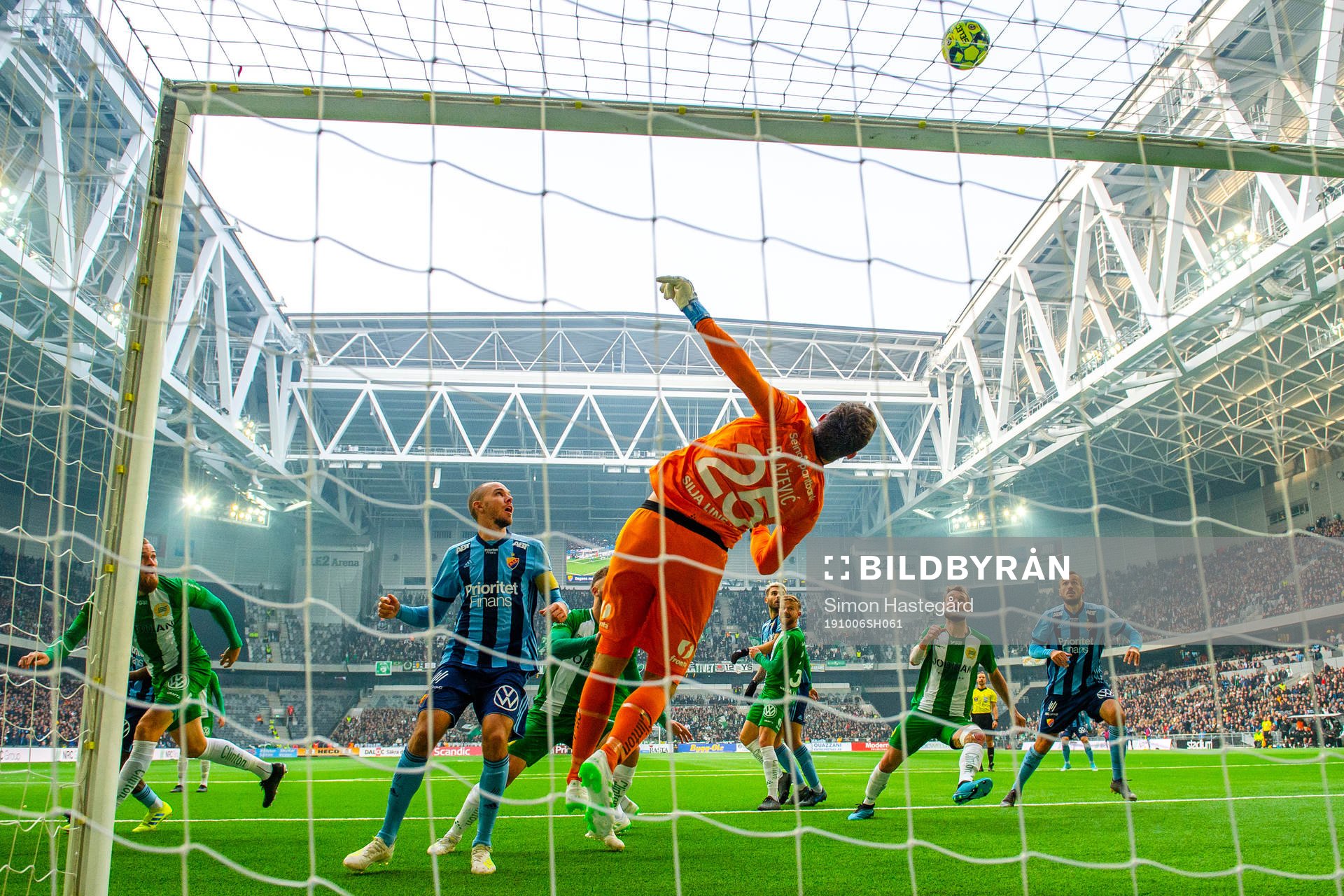 Djurgårdens Marcus Danielson  oroar framför Hammarbys