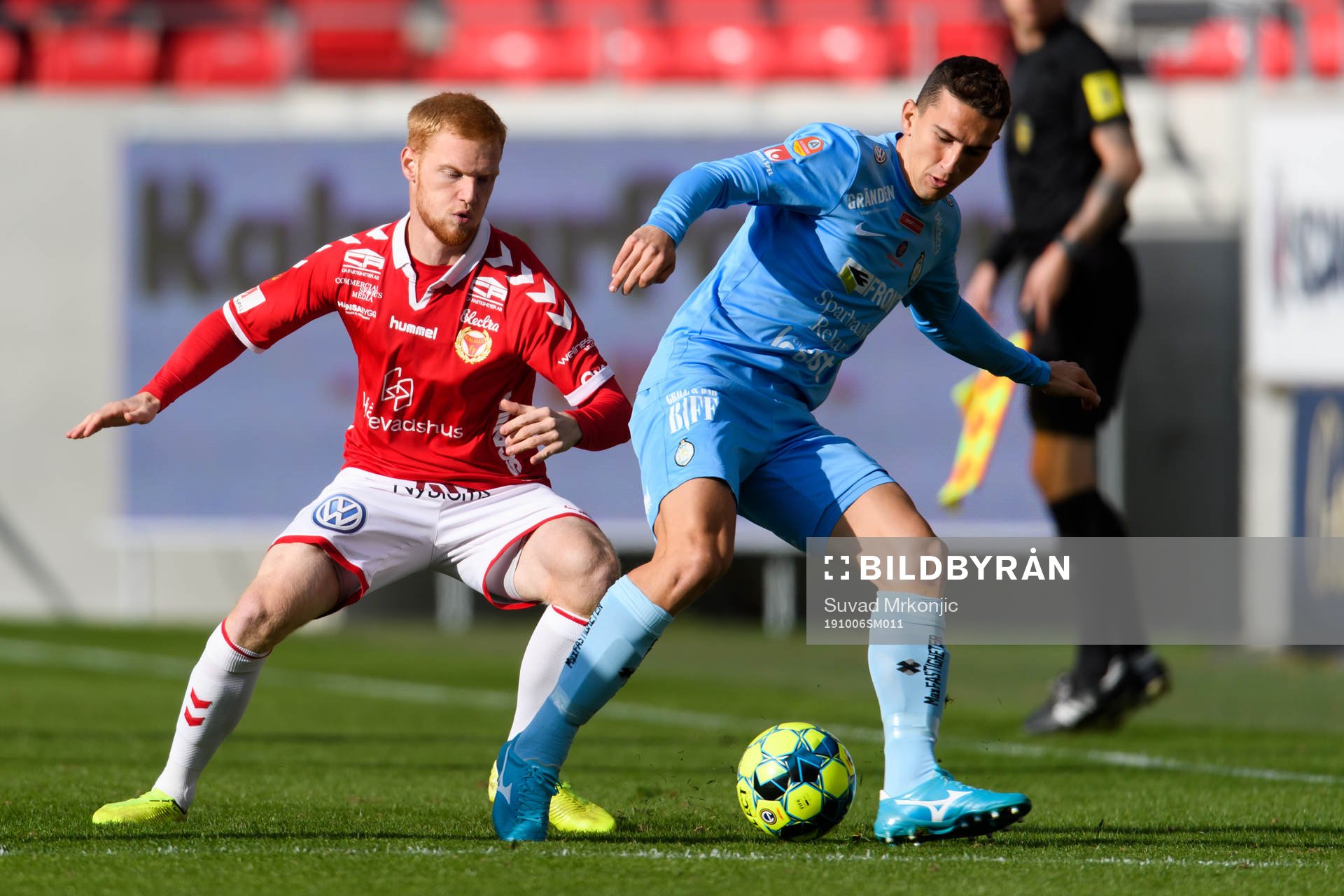Kalmars Nils Fröling och AFC Eskilstunas Adnan Kojic under fotbollsmatchen i Allsvenskan mellan Kalmar och AFC Eskilstuna den 6 oktober 2019 i Kalmar.