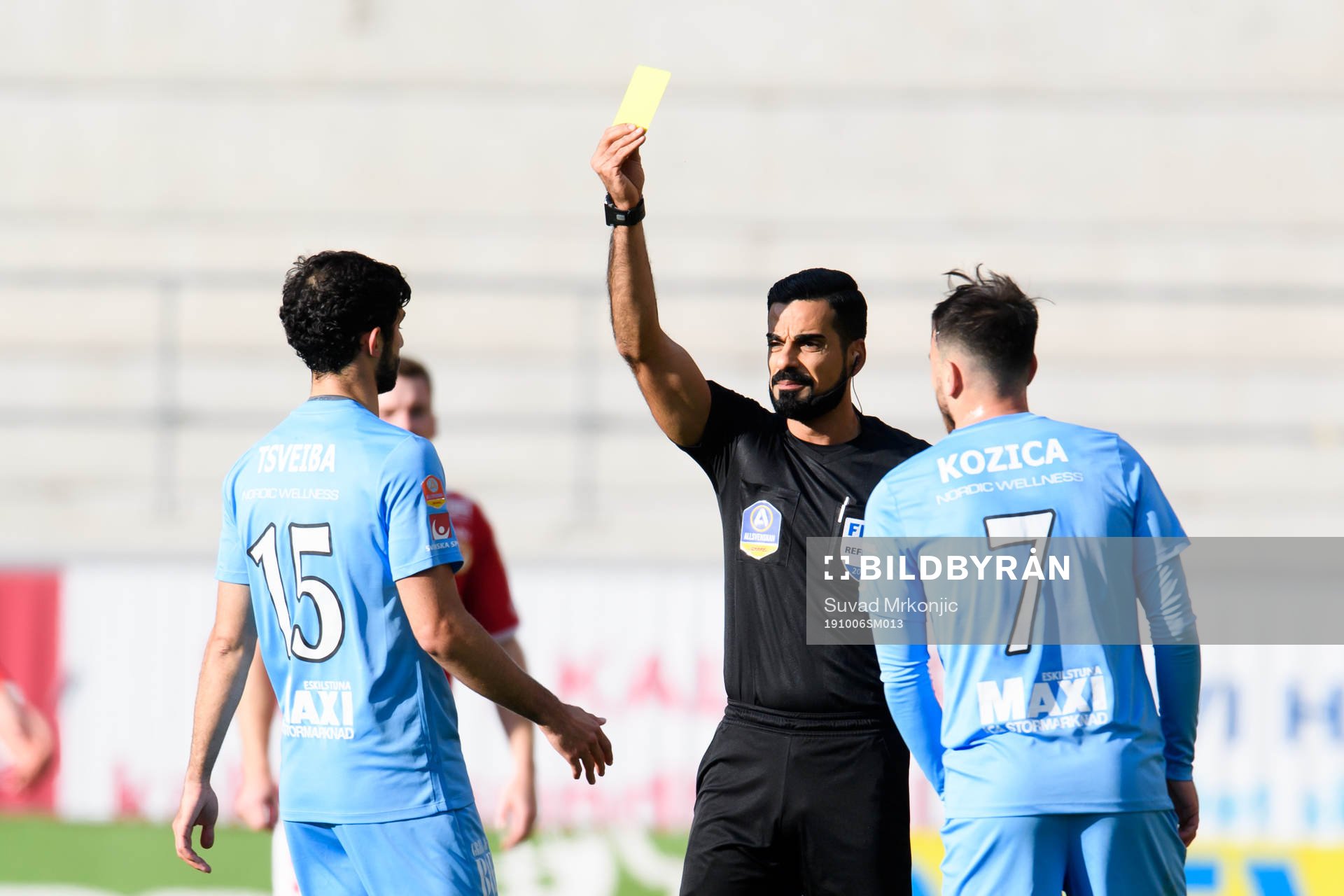 AFC Eskilstunas Sandro Tsveiba får gult kort