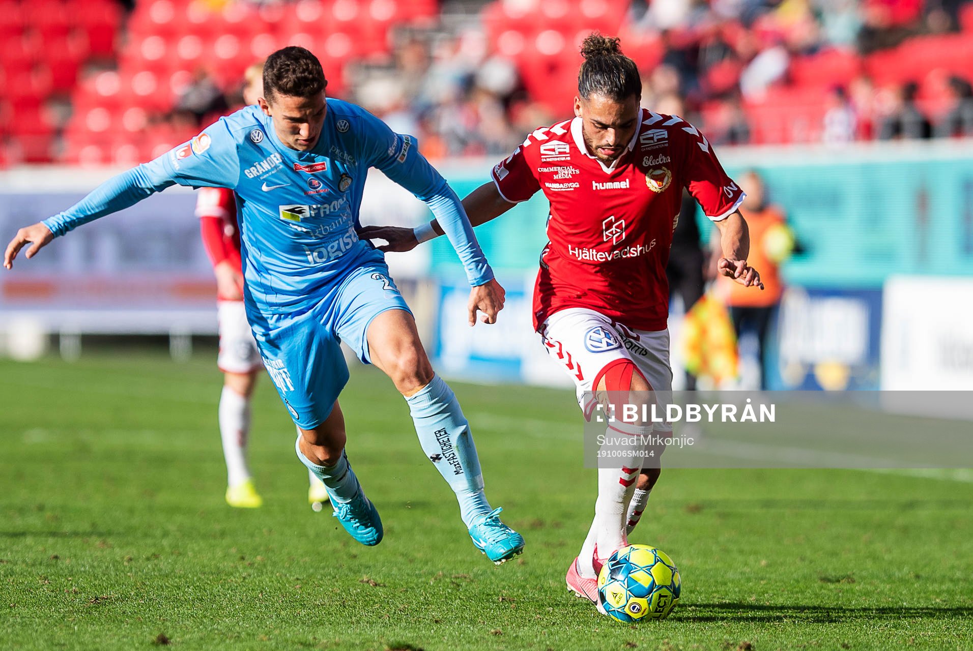 Kalmars Alexander Jakobsen och AFC Eskilstunas Adnan Kojic under fotbollsmatchen i Allsvenskan mellan Kalmar och AFC Eskilstuna den 6 oktober 2019 i Kalmar.