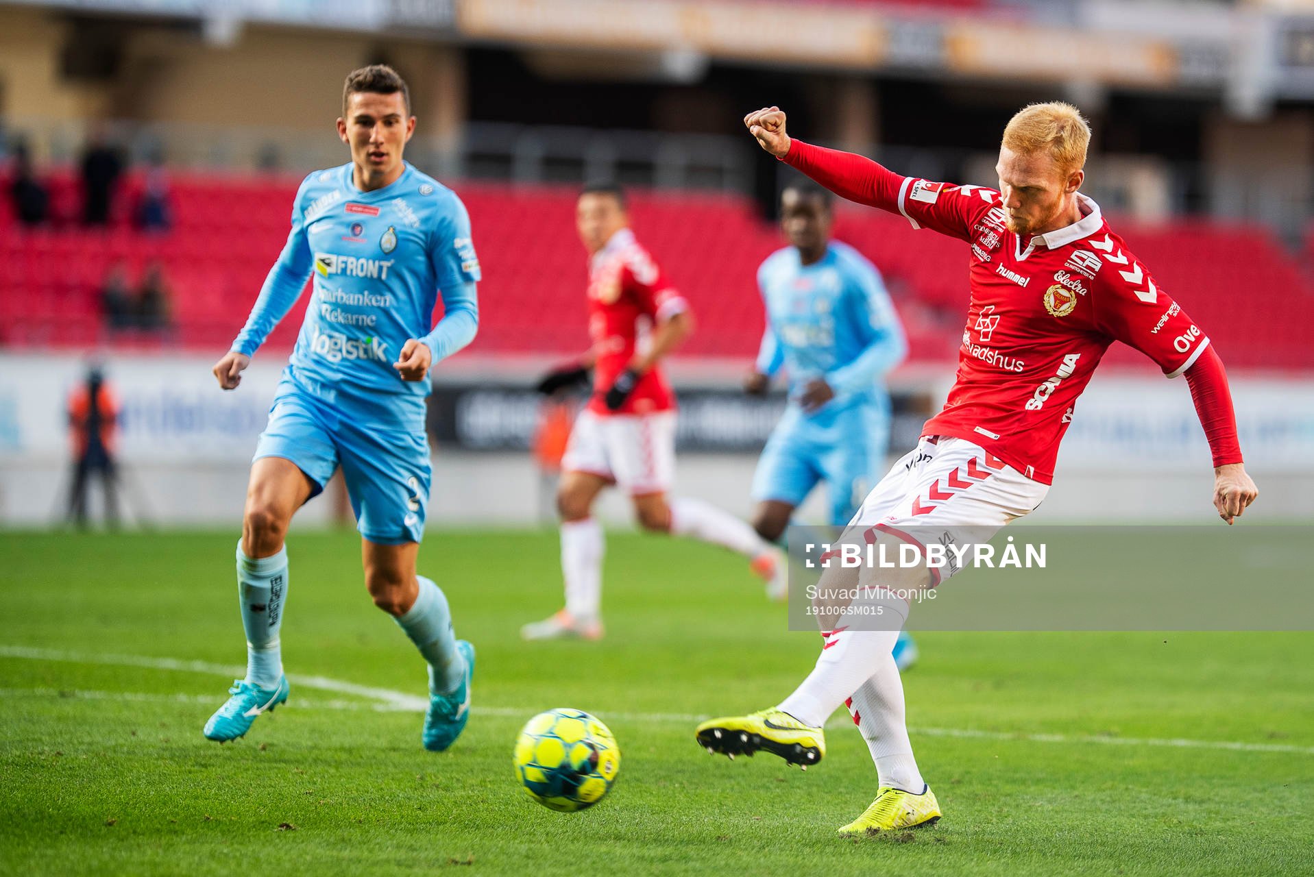 Kalmars Nils Fröling och AFC Eskilstunas Adnan Kojic under fotbollsmatchen i Allsvenskan mellan Kalmar och AFC Eskilstuna den 6 oktober 2019 i Kalmar.