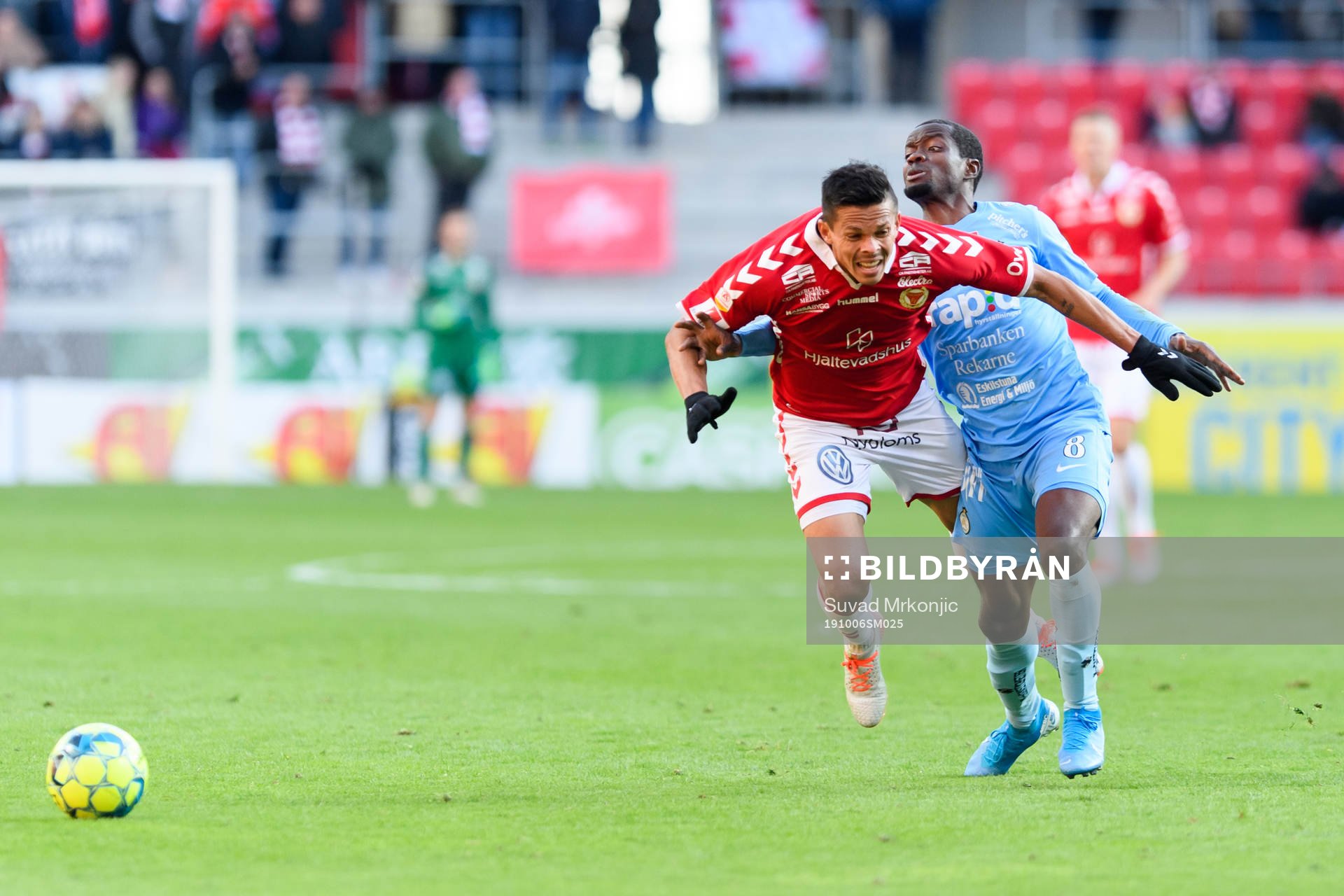 Kalmars Romário Pereira Sipião i närkamp med AFC Eskilstunas Michael Anaba under fotbollsmatchen i Allsvenskan mellan Kalmar och AFC Eskilstuna den 6 oktober 2019 i Kalmar.
