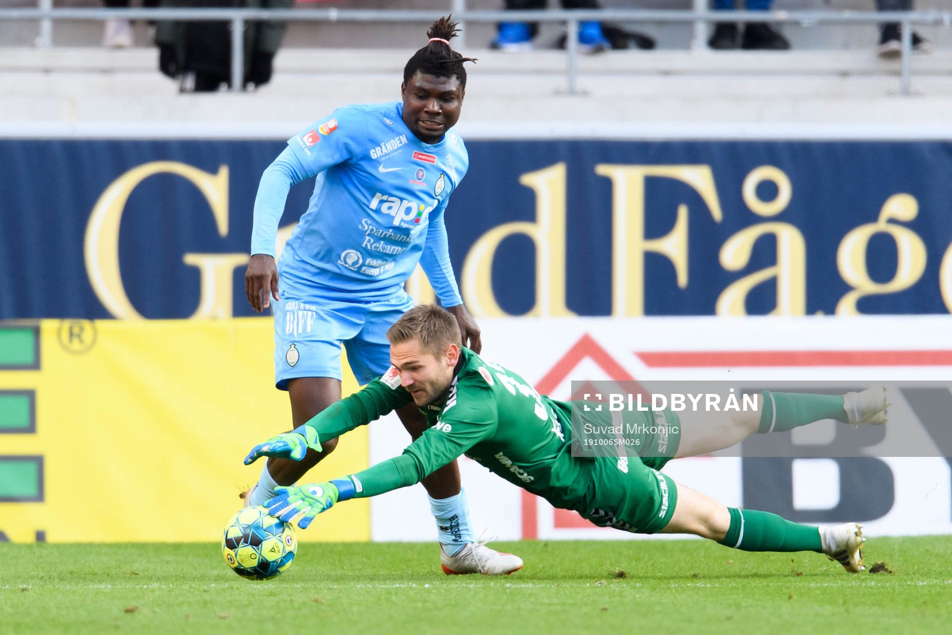 Kalmars målvakt Lucas Hägg-Johansson kastar sig efter bollen framför AFC Eskilstunas Onyedikachukwu Samuel Nnamani under fotbollsmatchen i Allsvenskan mellan Kalmar och AFC Eskilstuna den 6 oktober 2019 i Kalmar.