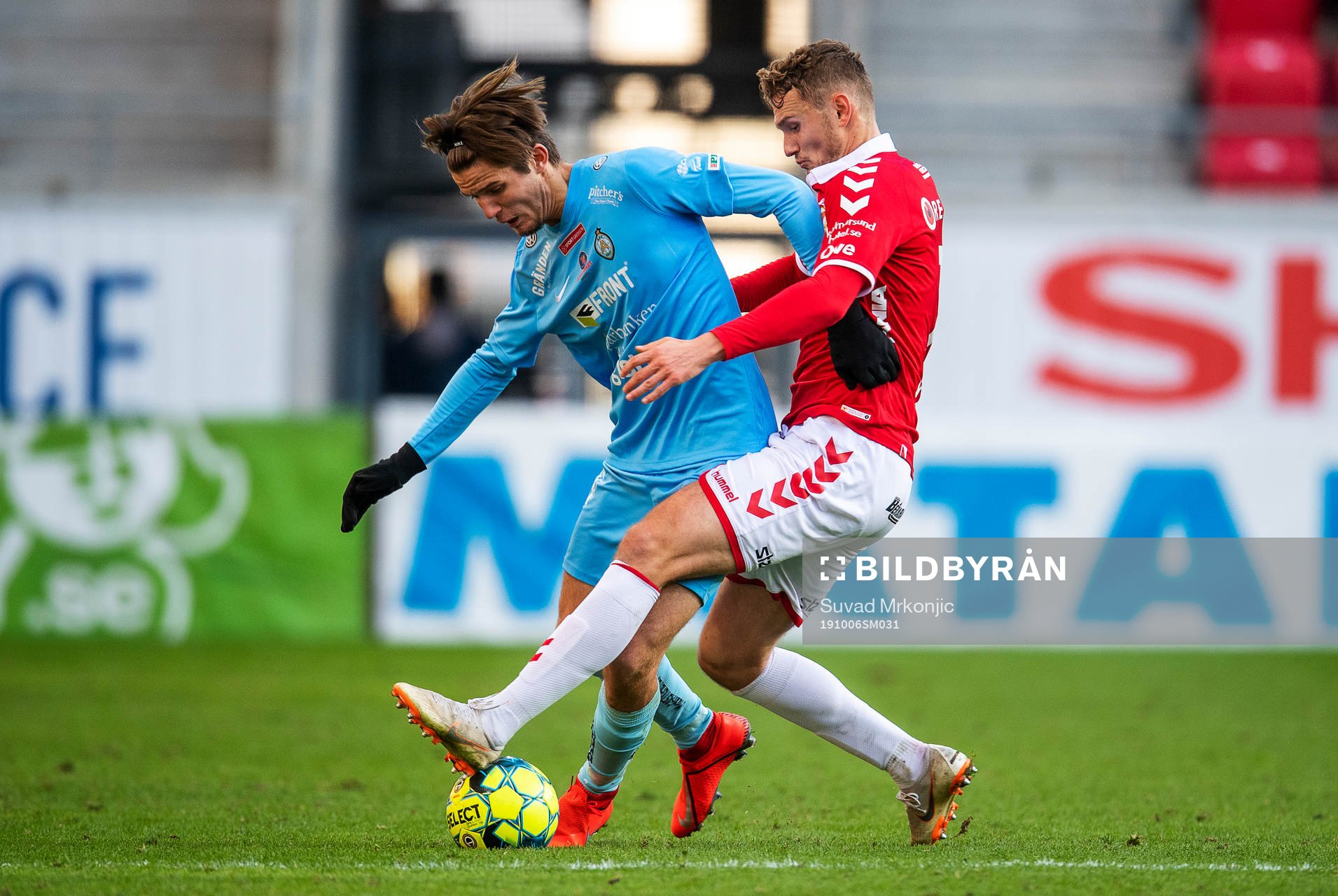 Kalmars Piotr Johansson och AFC Eskilstunas Wilhelm Loeper under fotbollsmatchen i Allsvenskan mellan Kalmar och AFC Eskilstuna den 6 oktober 2019 i Kalmar.
