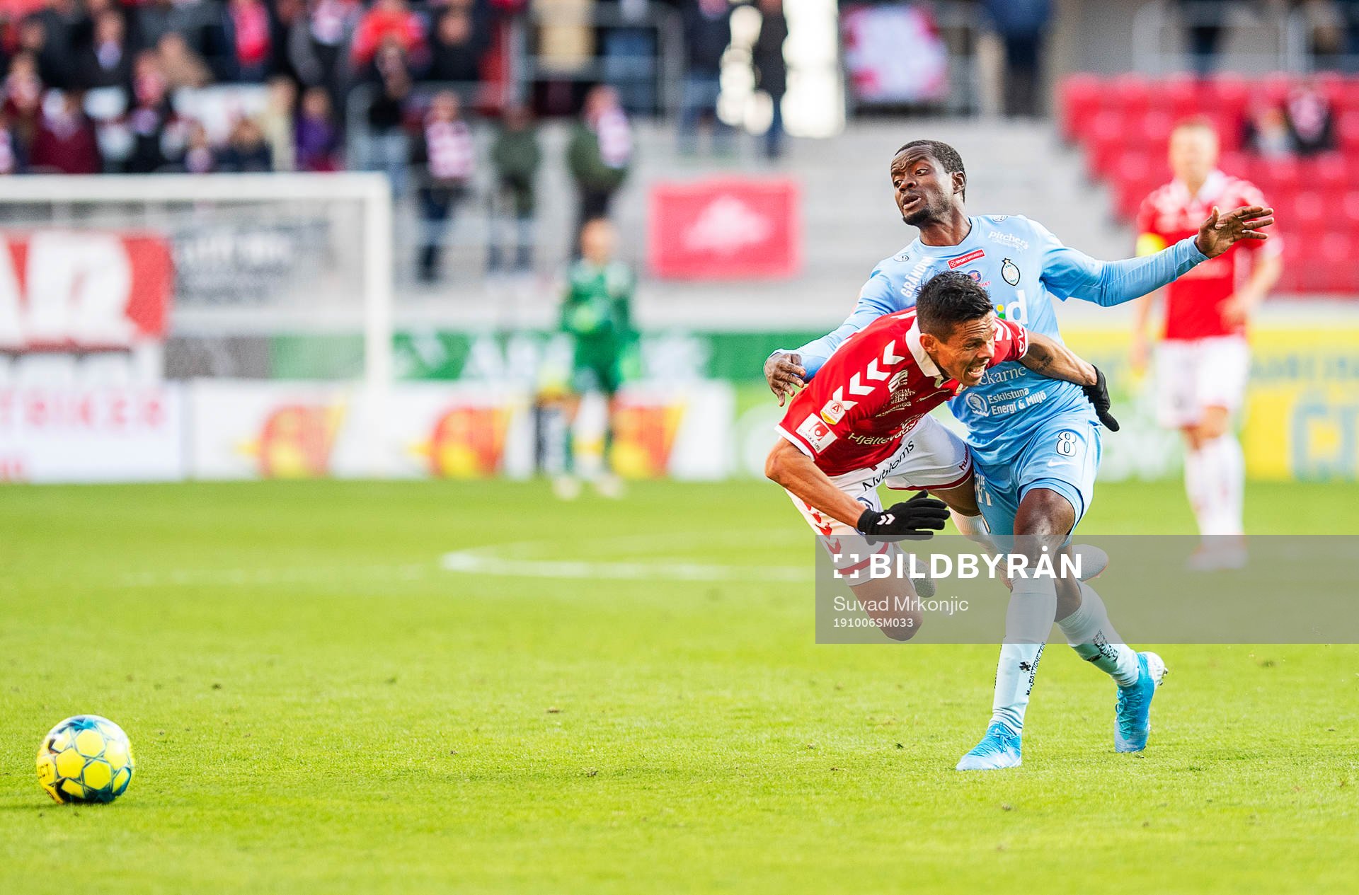 Kalmars Romário Pereira Sipião och AFC Eskilstunas Michael Anaba under fotbollsmatchen i Allsvenskan mellan Kalmar och AFC Eskilstuna den 6 oktober 2019 i Kalmar.