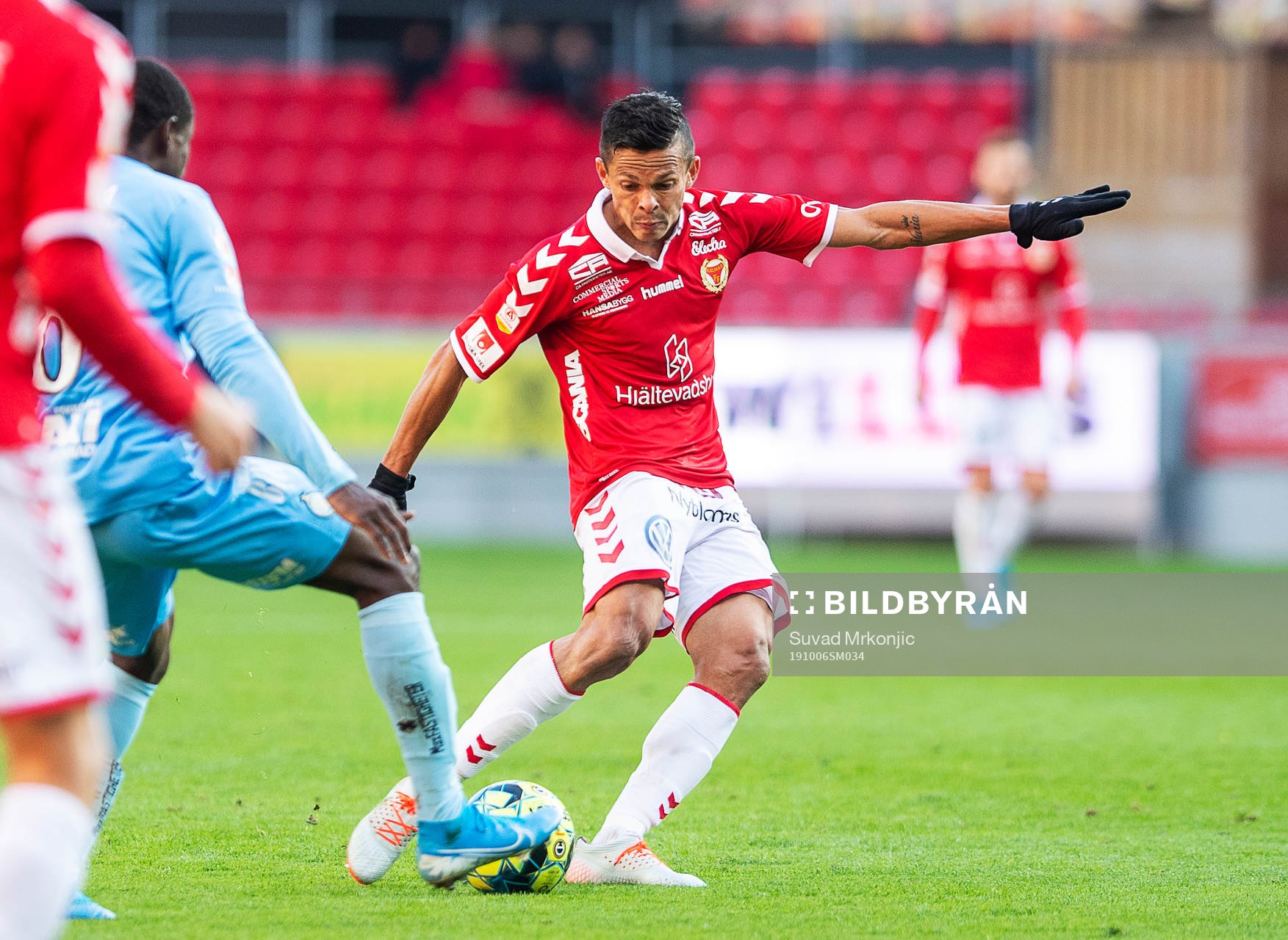 Kalmars Romário Pereira Sipião och AFC Eskilstunas Michael Anaba under fotbollsmatchen i Allsvenskan mellan Kalmar och AFC Eskilstuna den 6 oktober 2019 i Kalmar.