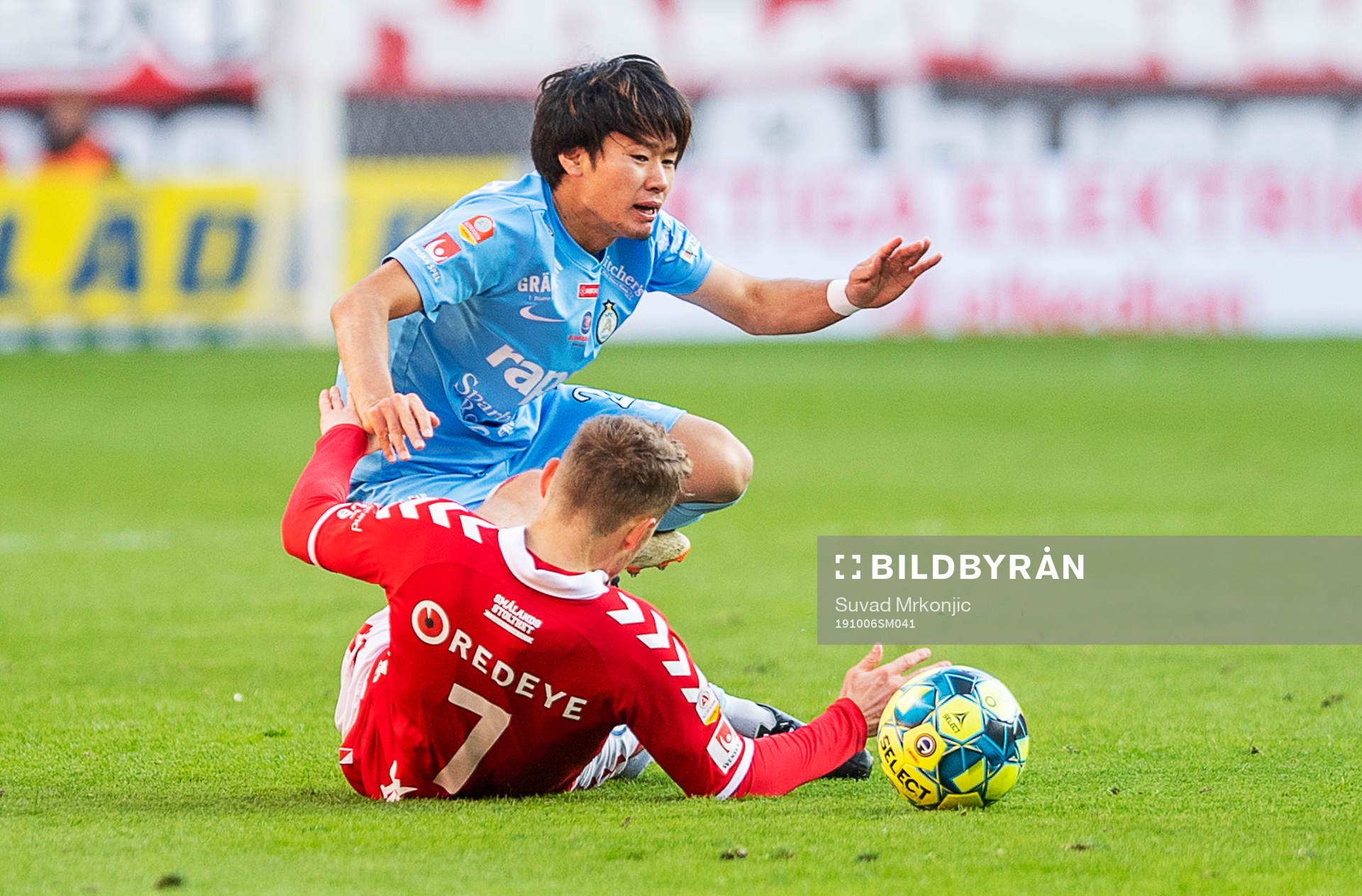 Kalmars Piotr Johansson och AFC Eskilstunas Soya Takahashi