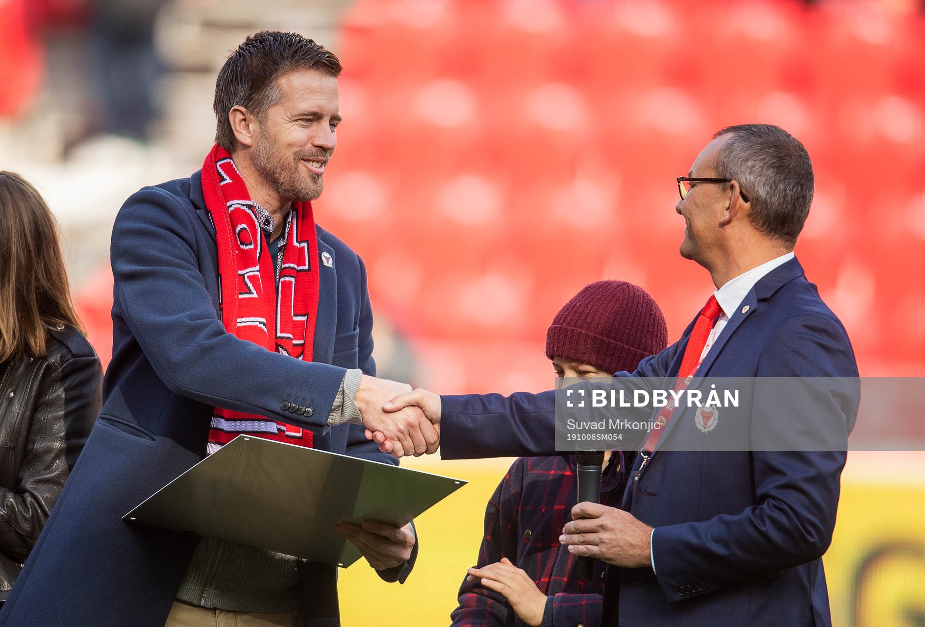 Förre Kalmarspelaren Joachim Lantz får utmärkelsen ”Wall of fame” av Kalmars klubbchef Mattias Rosenlund under fotbollsmatchen i Allsvenskan mellan Kalmar och AFC Eskilstuna den 6 oktober 2019 i Kalmar.