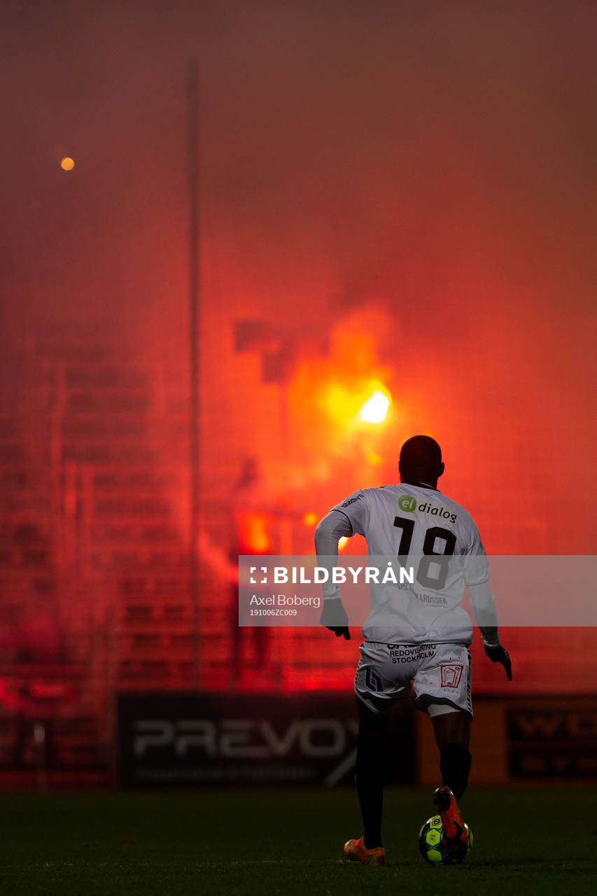 Siluett av GAIS Boris Lumbana framför GAIS supportrar som