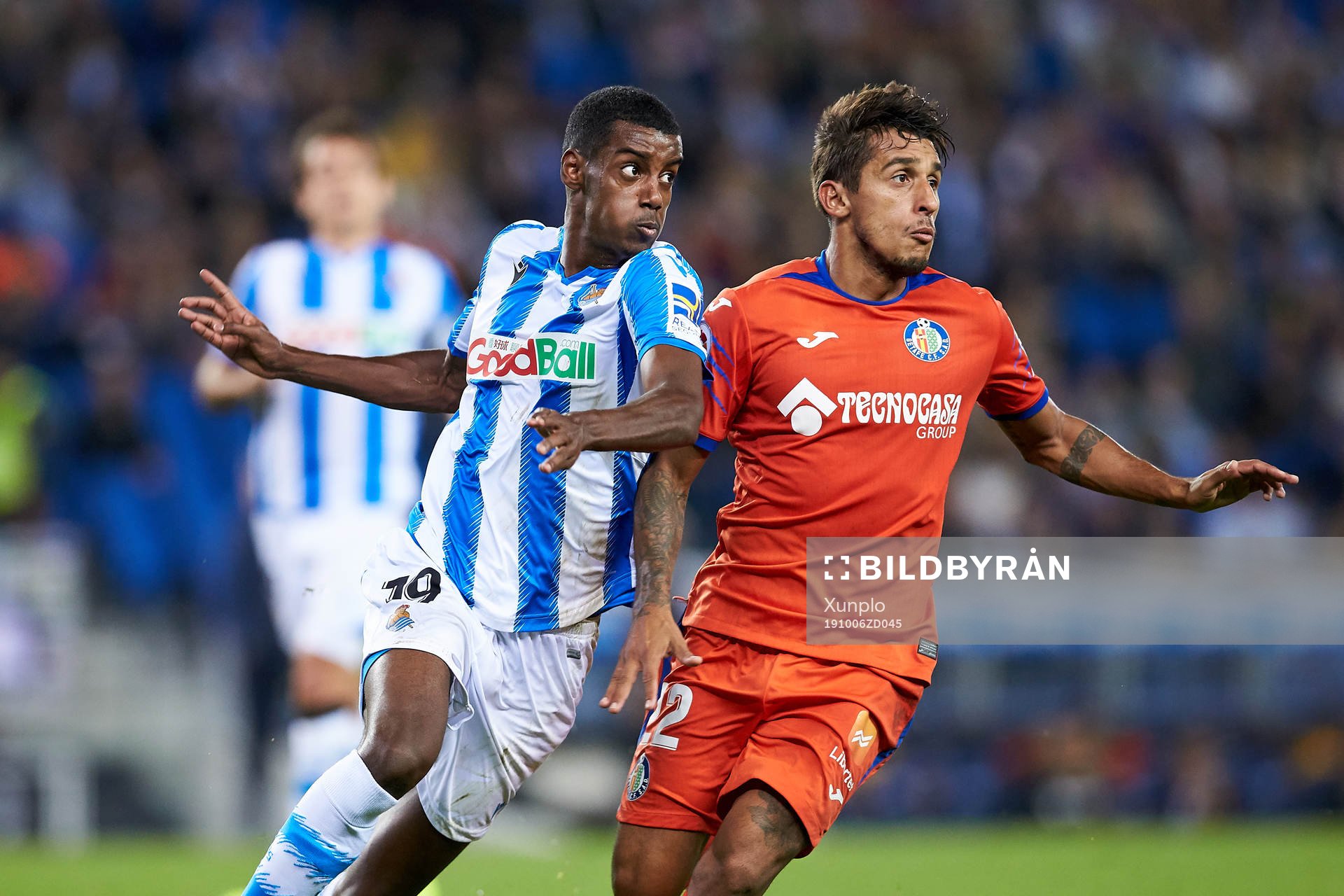Alexander Isak of Real Sociedad dispute the ball with