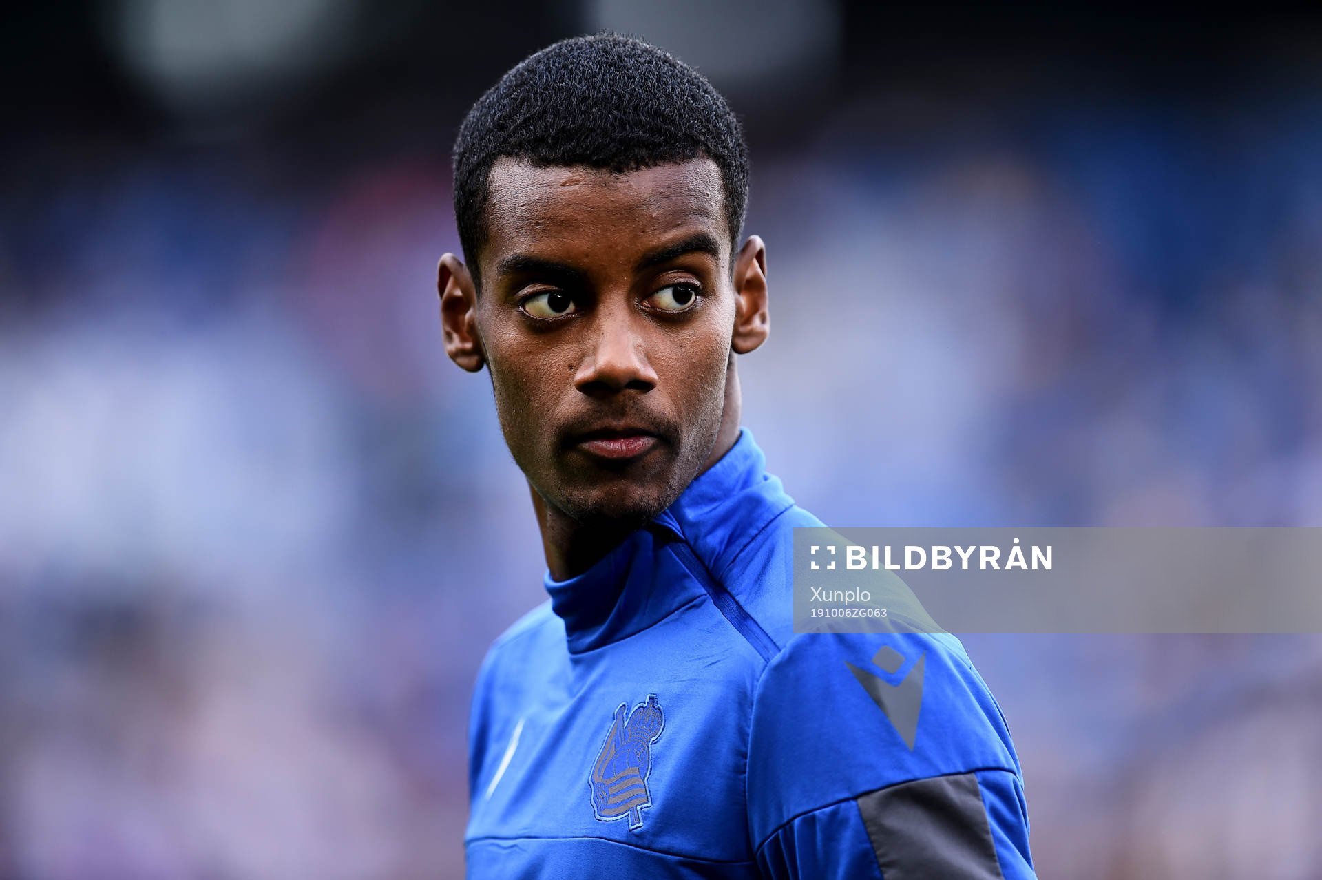 Alexander Isak of Real Sociedad  warms up