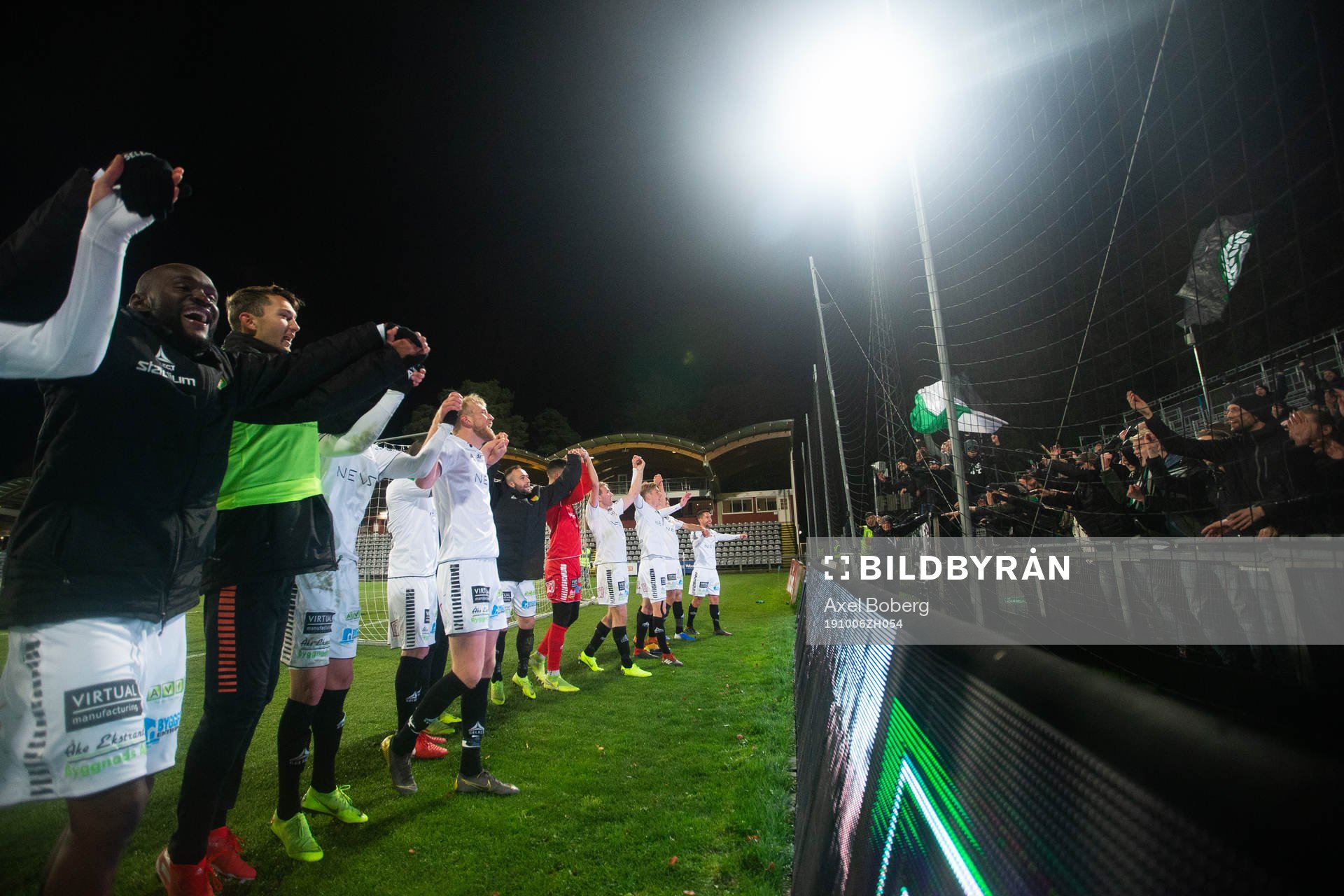 GAIS jublar med supportrar