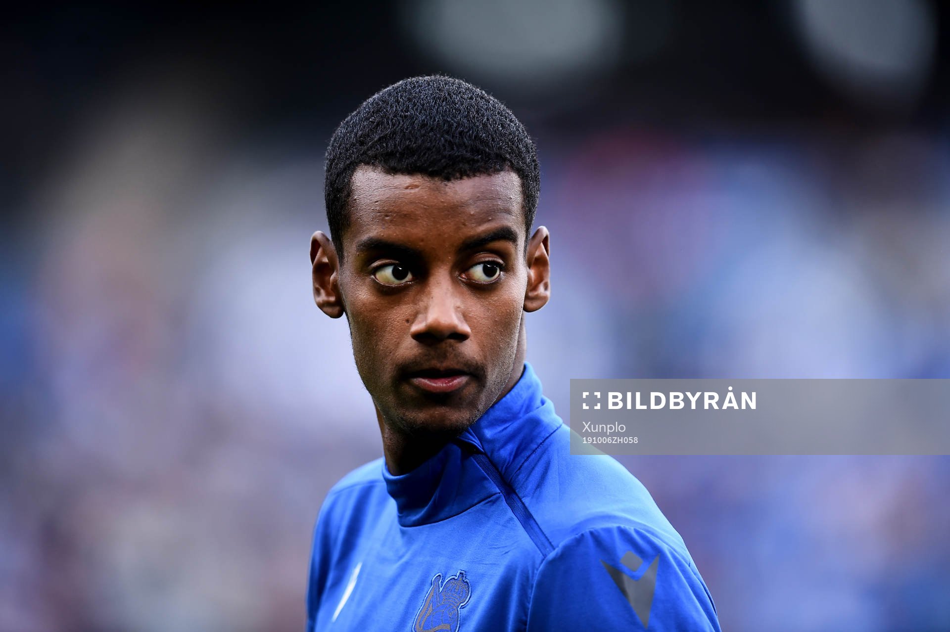 Alexander Isak of Real Sociedad  warms up