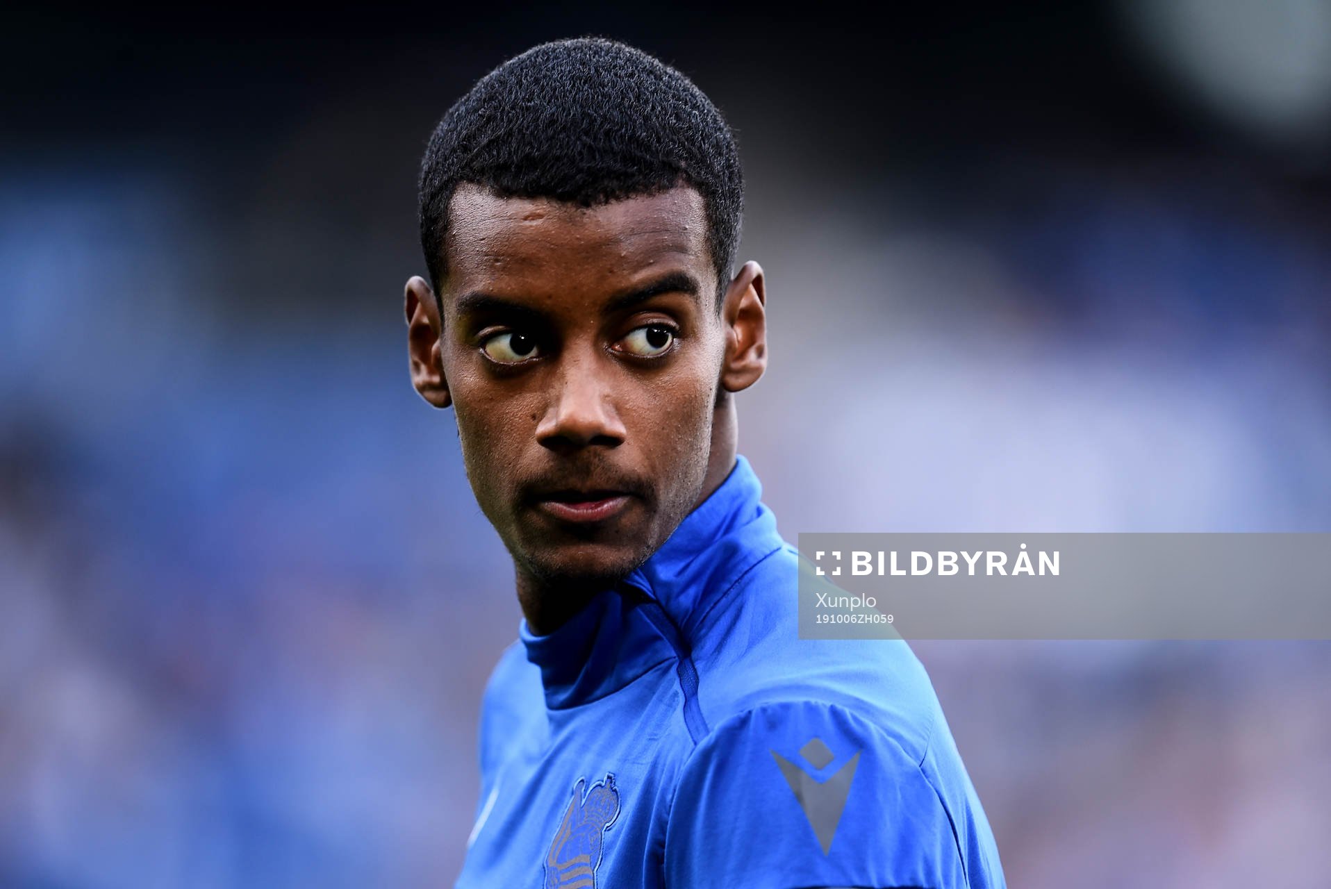 Alexander Isak of Real Sociedad  warms up