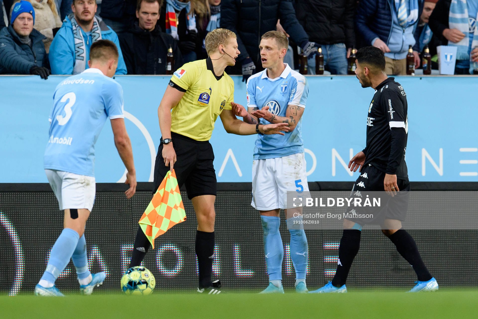 Malmö FFs Sören Rieks diskuterar med linjedomaren