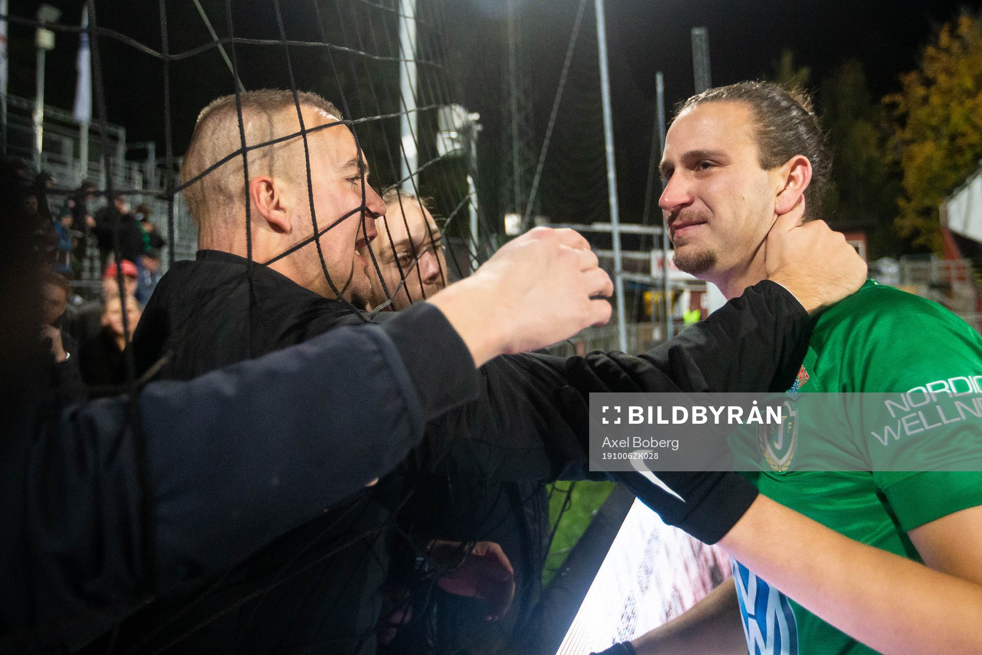 Jönköpings Edin Hamidovic kramas om av GAIS supportrar