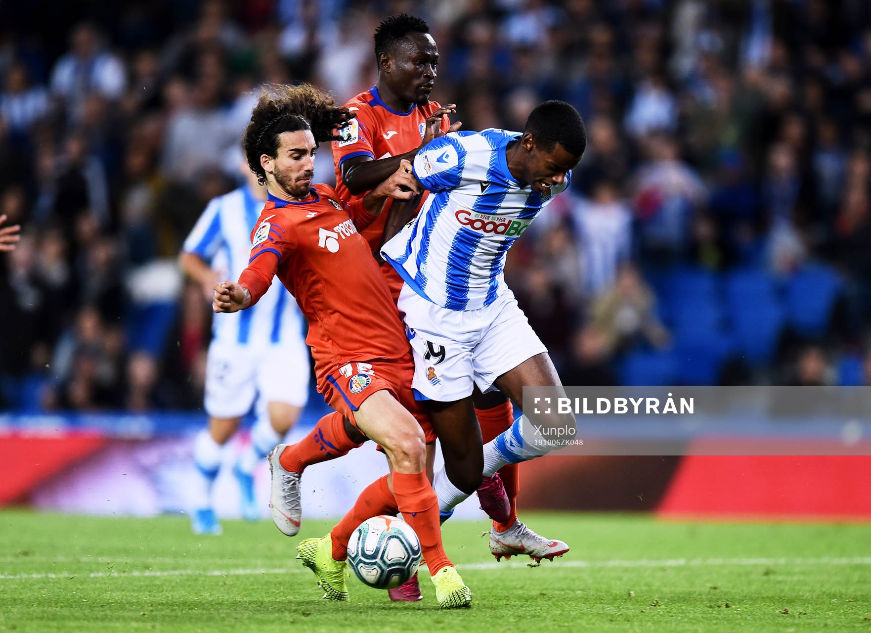 Alexander Isak of Real Sociedad battles for the ball with