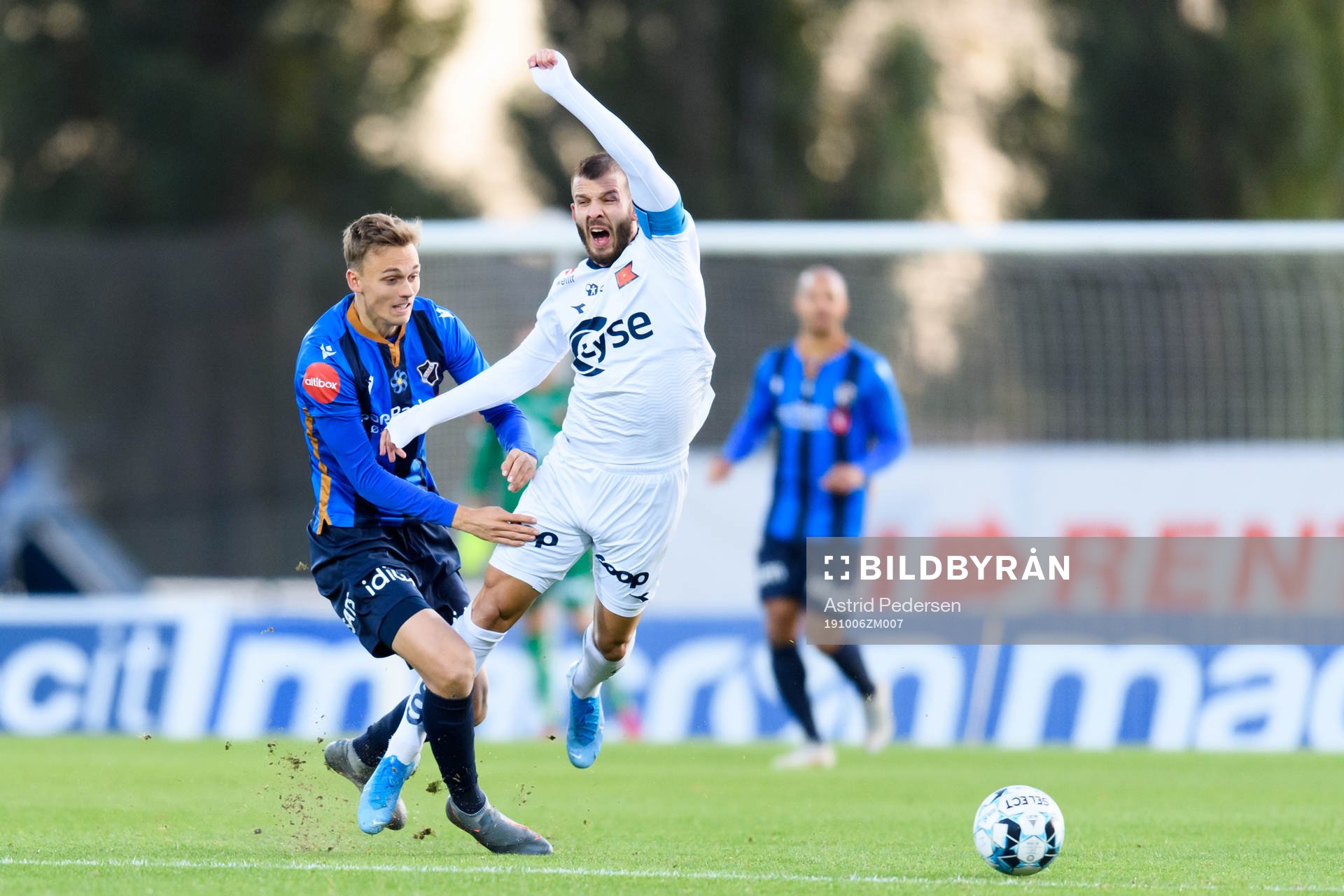 Emil Bohinenof Stabæk and Zlatko Tripic of Viking