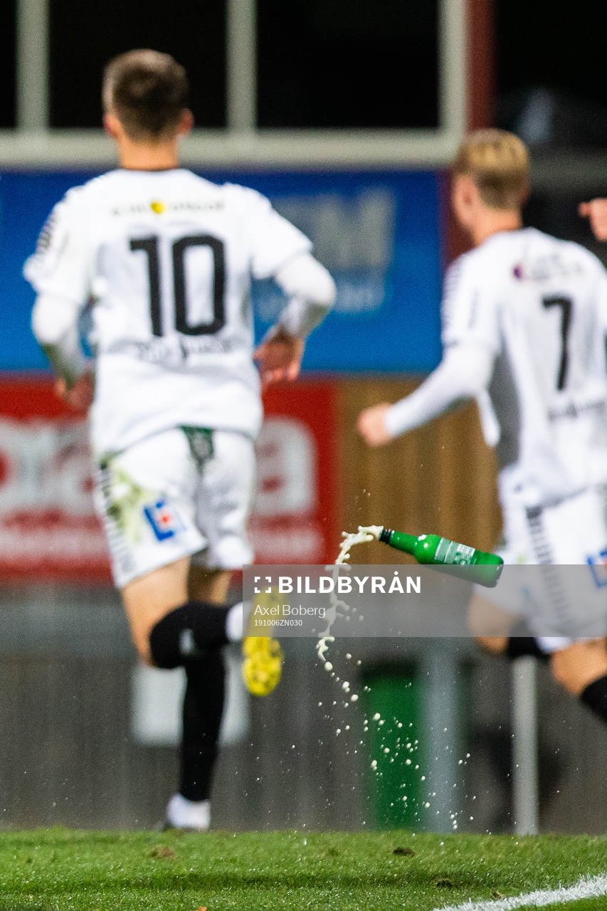 En flaska på planen efter 0-2 under fotbollsmatchen i Superettan mellan Jönköping och GAIS den 6 oktober 2019 i Jönköping.