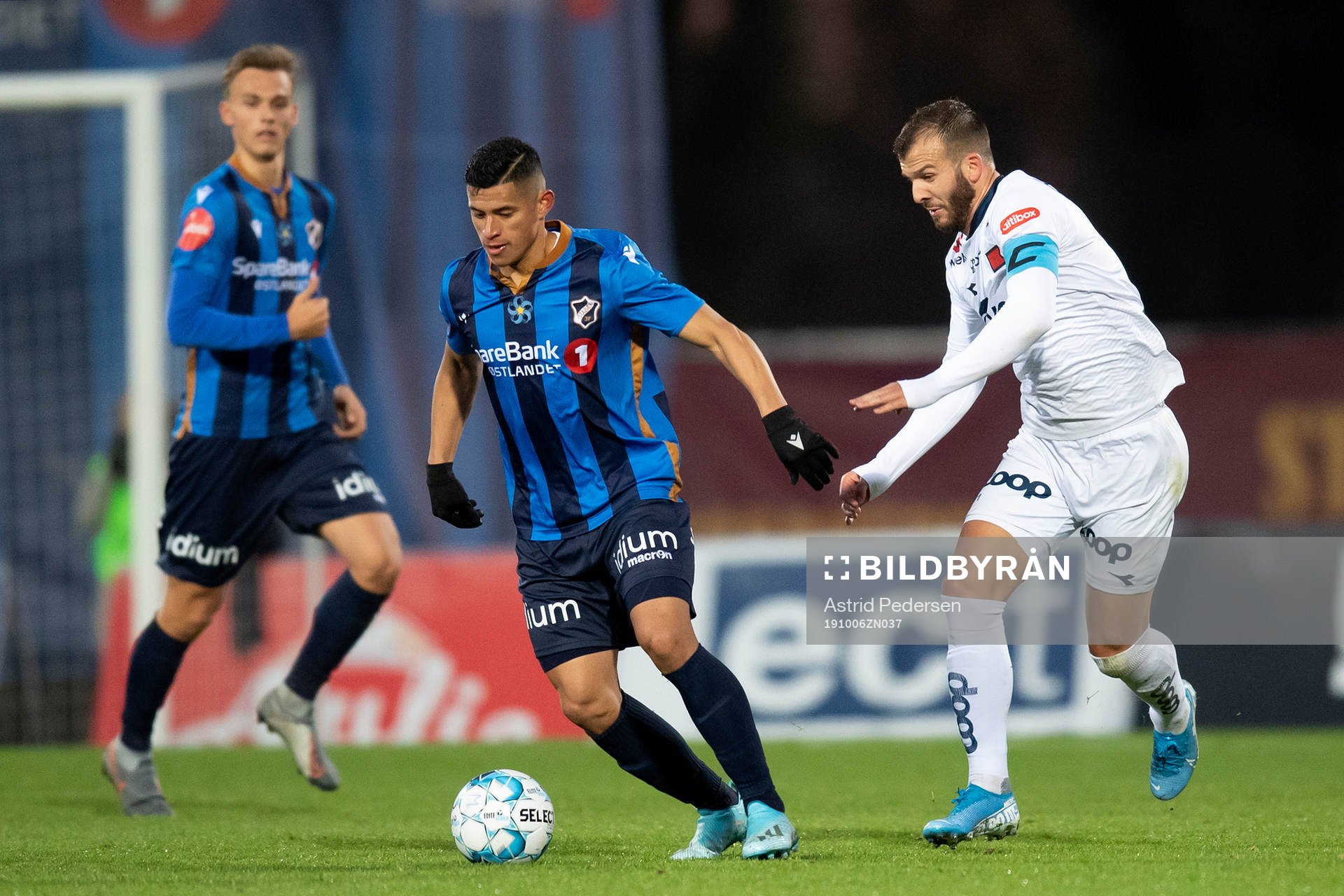 Ronald Hernández of Stabæk and Zlatko Tripic of Viking during the Eliteserien match between Stabæk and Viking on October 6, 2019 in Bekkestua.