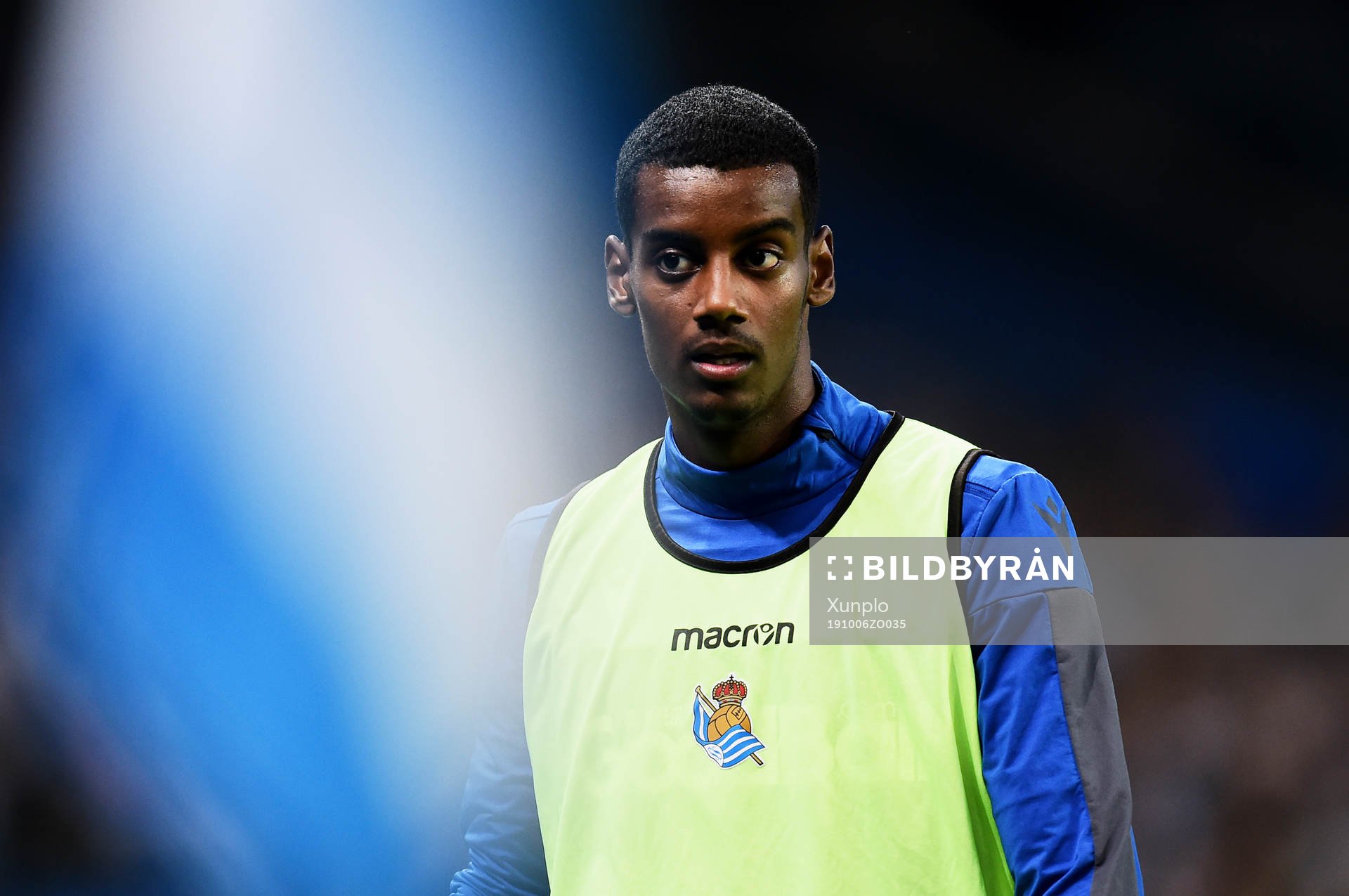 Alexander Isak of Real Sociedad  warms up