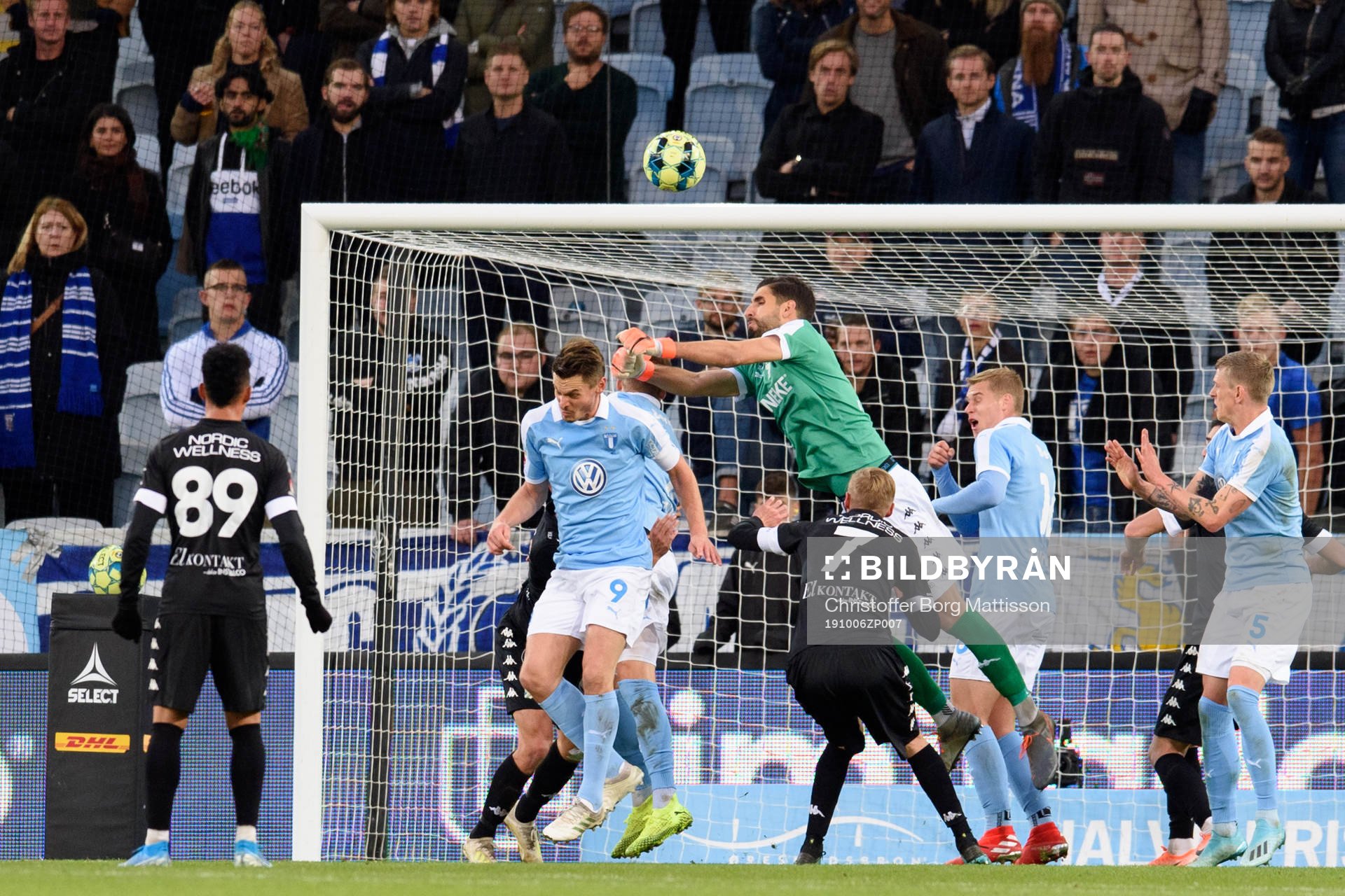IFK Göteborgs målvakt Ioannis Anestis boxar undan bollen