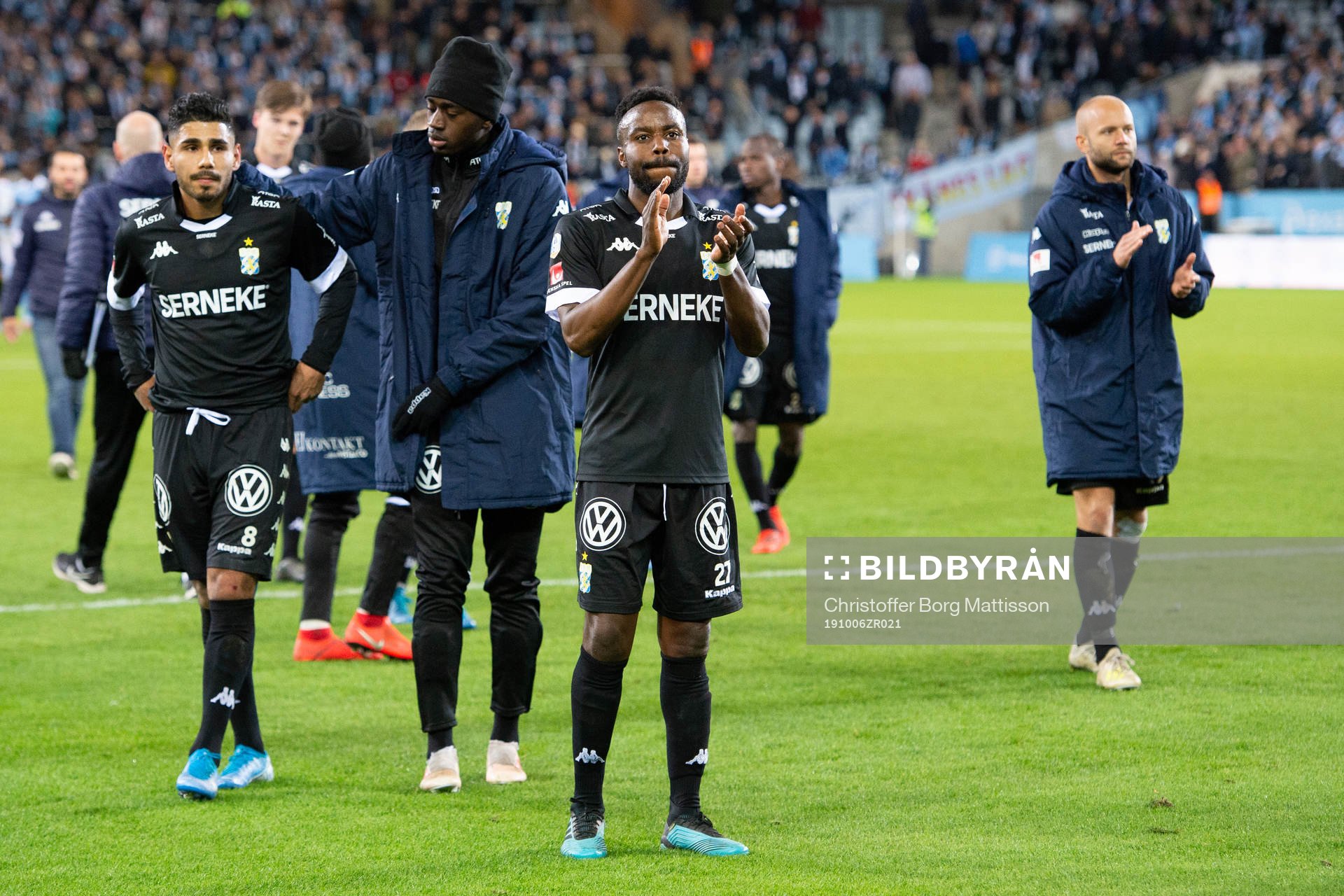 IFK Göteborgs spelare tackar publiken