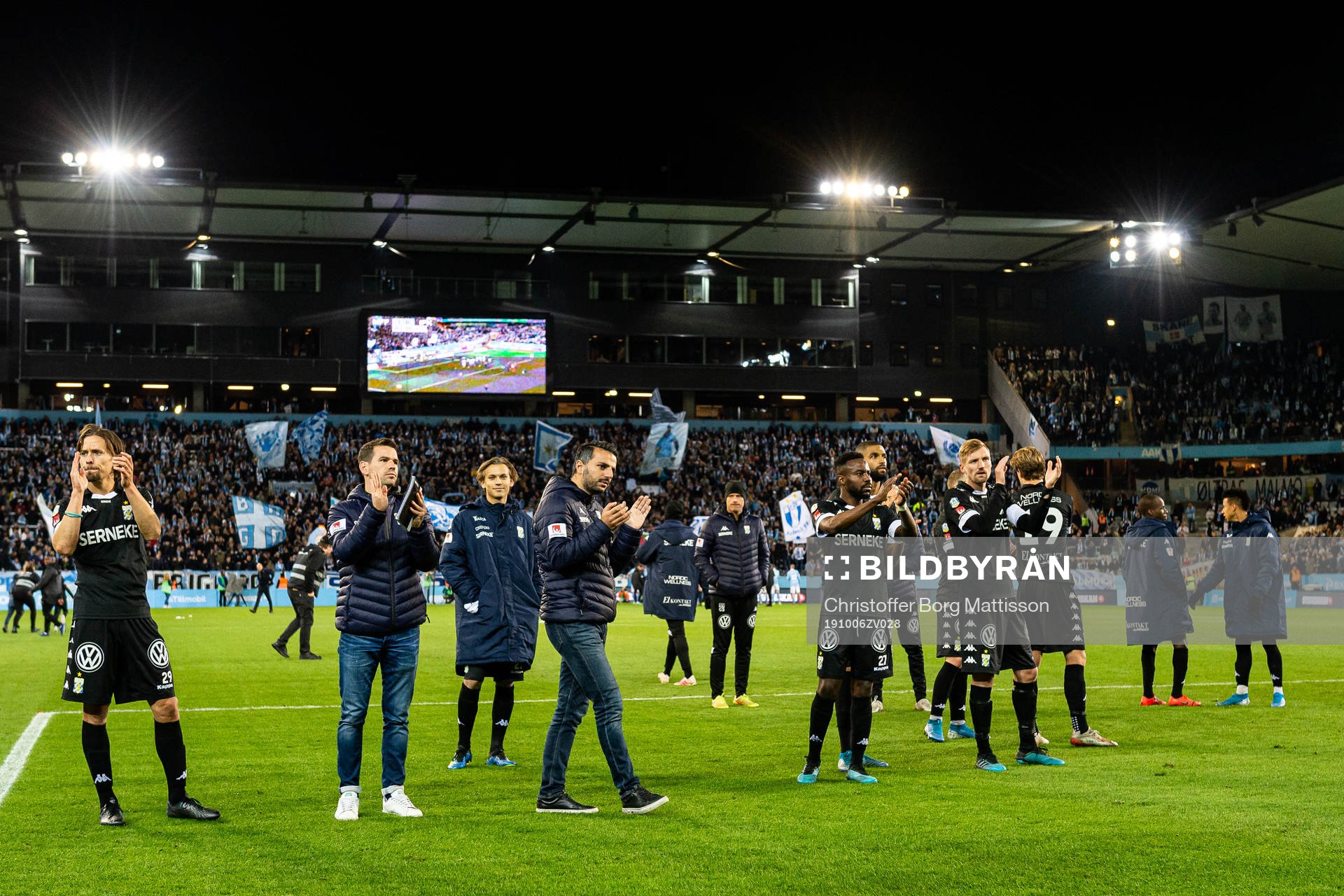 IFK Göteborgs spelare och ledare tackar publiken