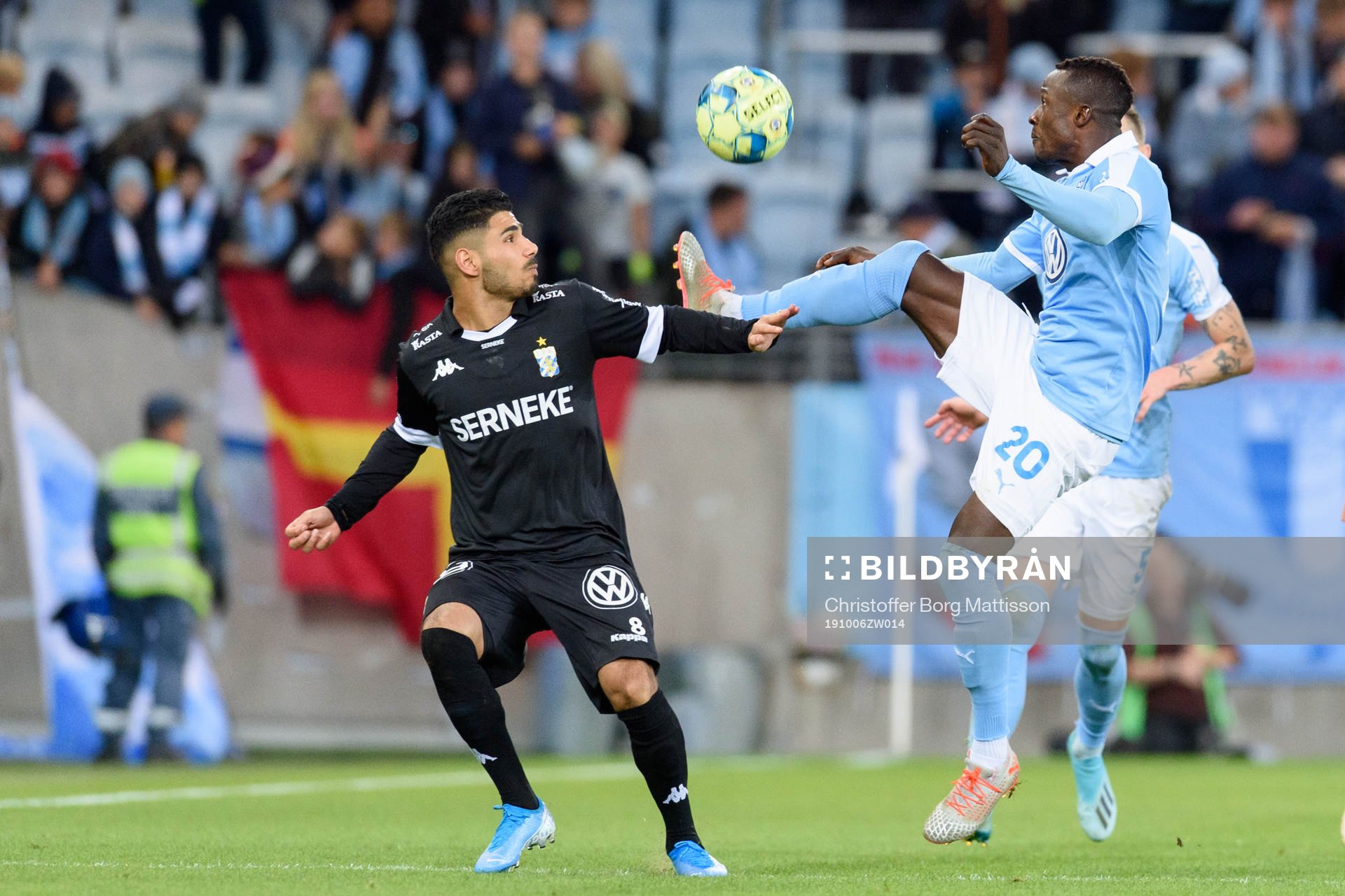 IFK Göteborgs Hosam Aiesh och Malmö FFs Bonke Innocent