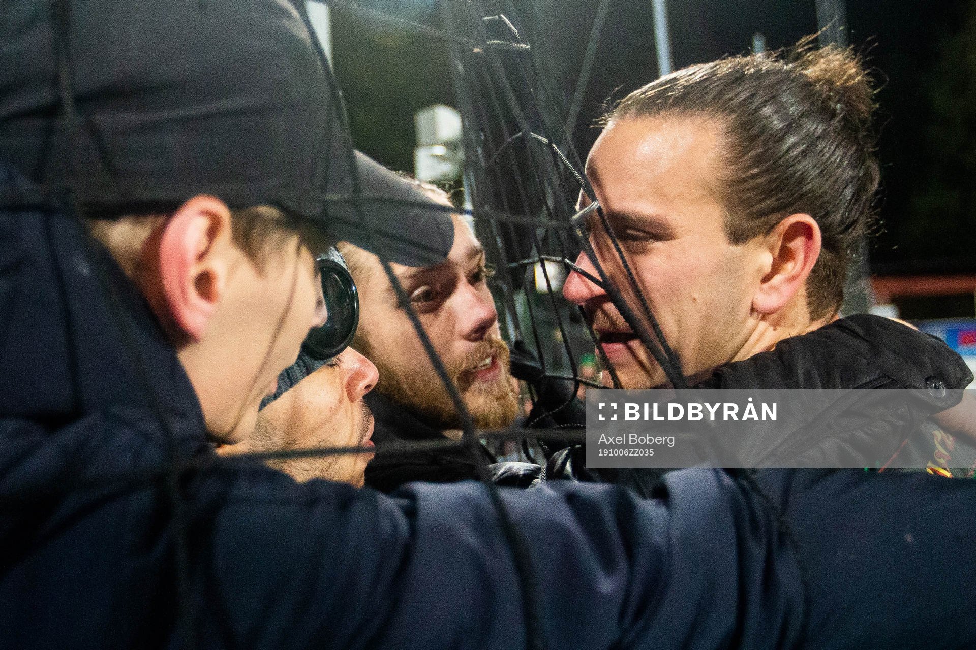 Jönköpings Edin Hamidovic kramas om av GAIS supportrar