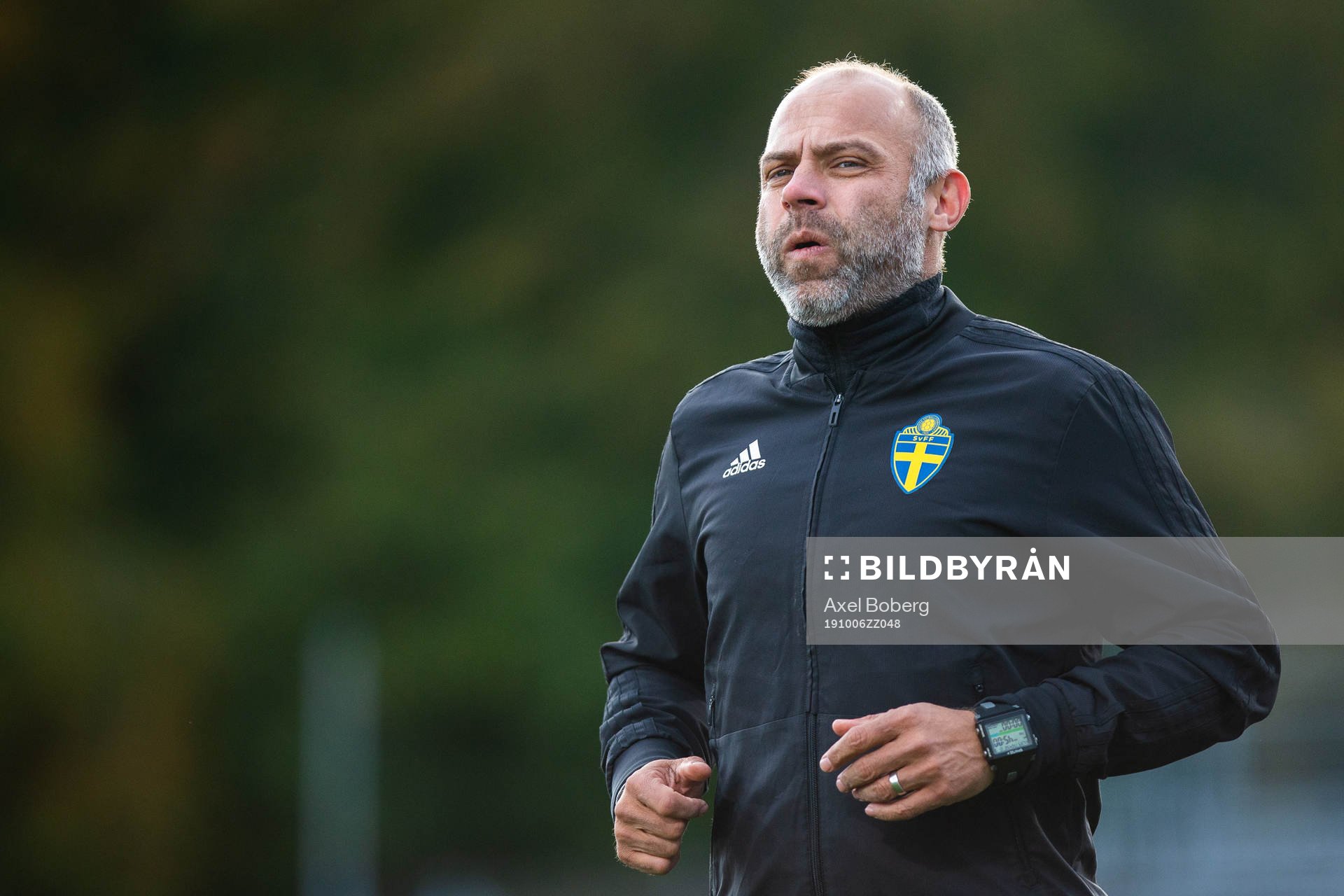 Domare Robert Daradic värmer upp