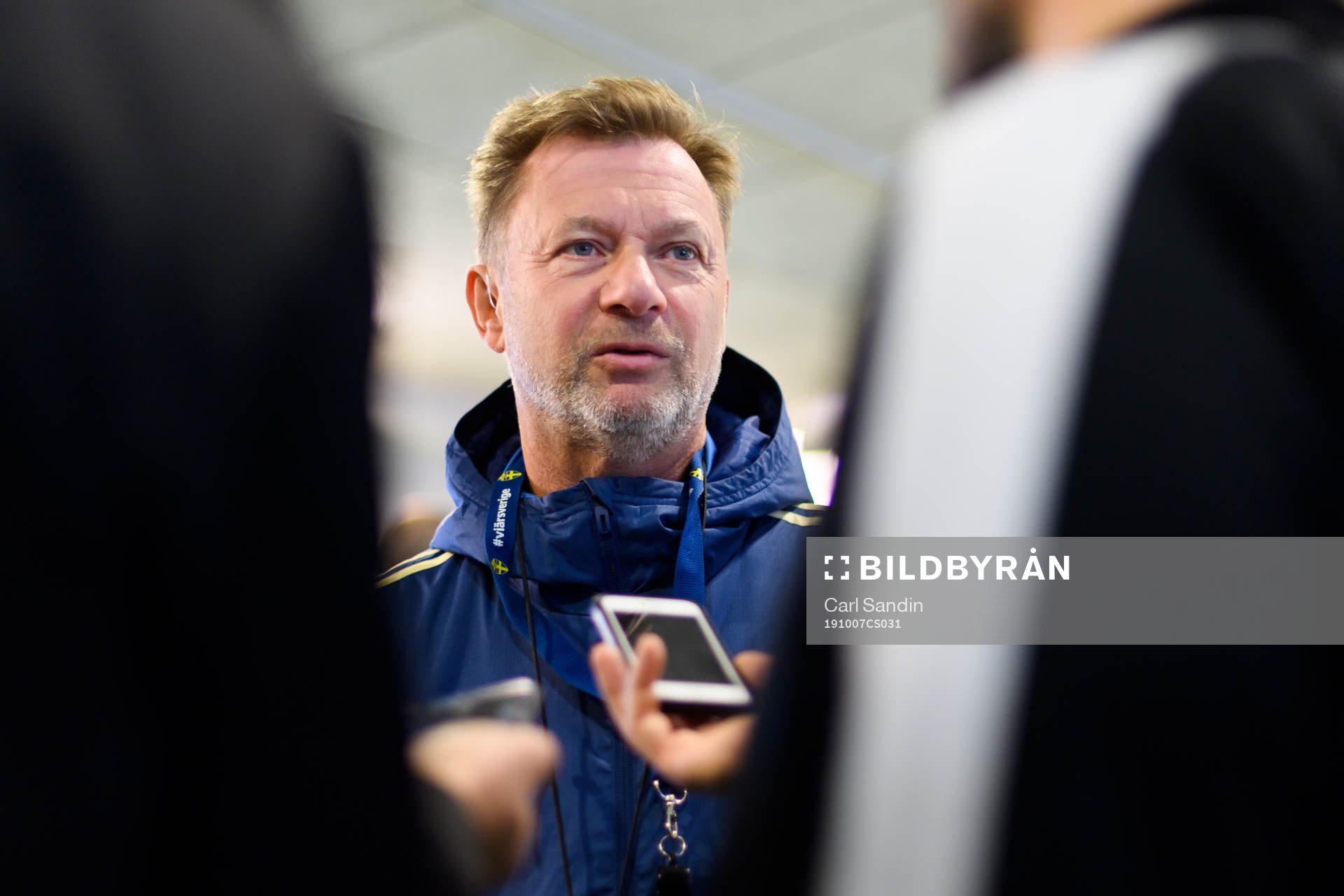 Sveriges förbundskapten Peter Gerhardsson blir intervjuad