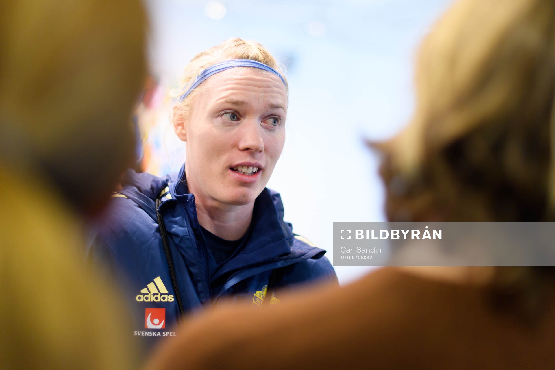 Sveriges målvakt Hedvig Lindahl blir intervjuad