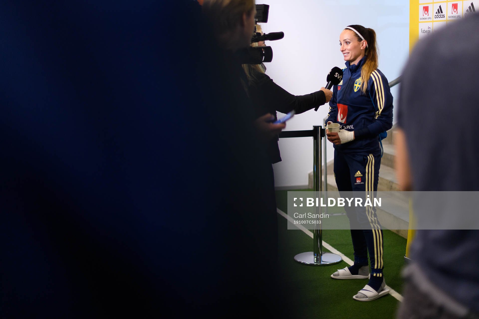 Sveriges Kosovare Asllani blir intervjuad