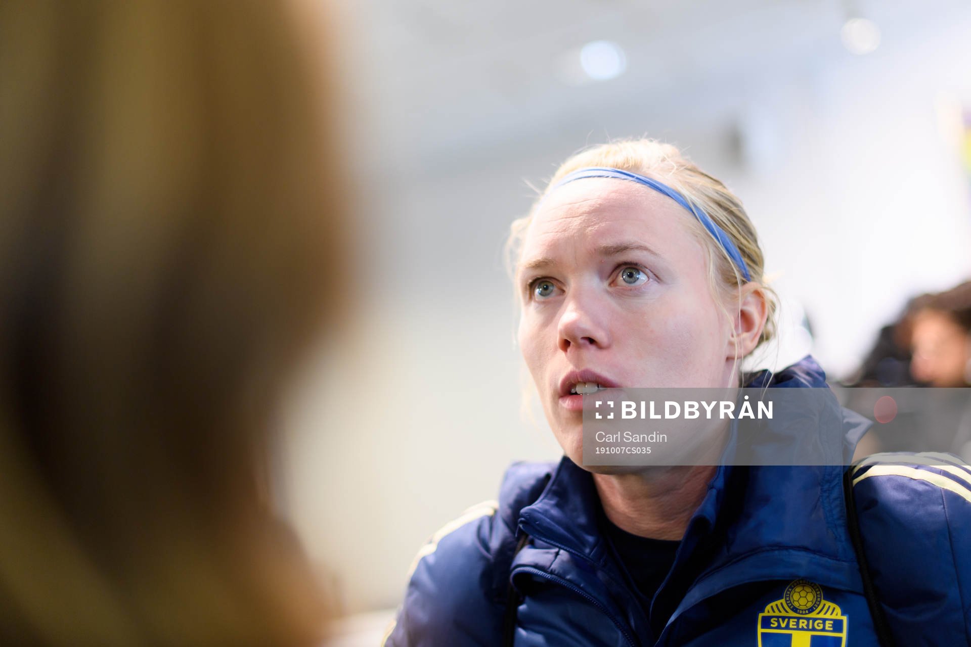 Sveriges målvakt Hedvig Lindahl blir intervjuad