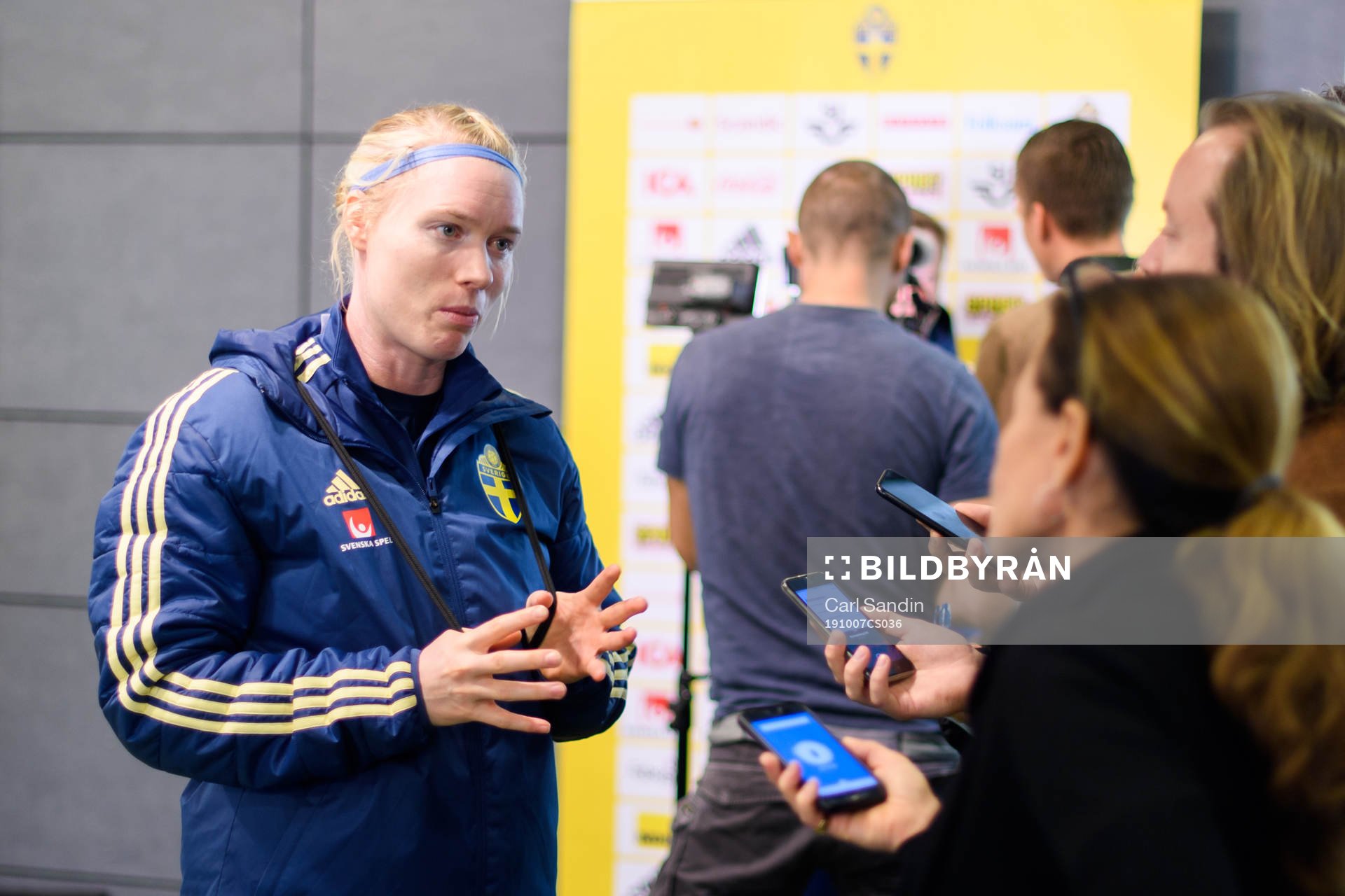 Sveriges målvakt Hedvig Lindahl blir intervjuad efter en träning med det svenska damlandslaget i fotboll den 7 oktober 2019 i Göteborg.