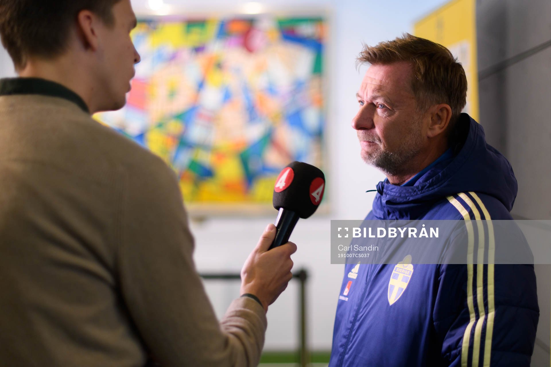 Sveriges förbundskapten Peter Gerhardsson blir intervjuad