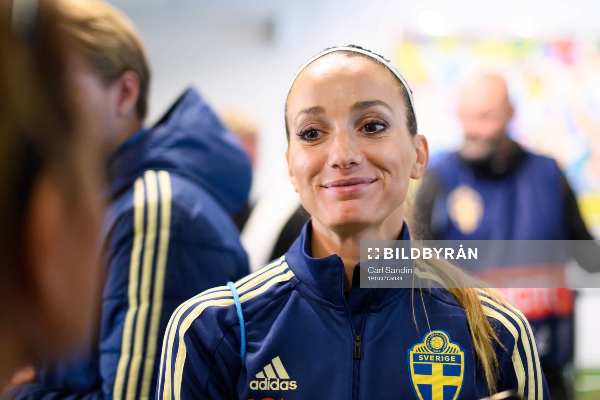 Sveriges Kosovare Asllani blir intervjuad