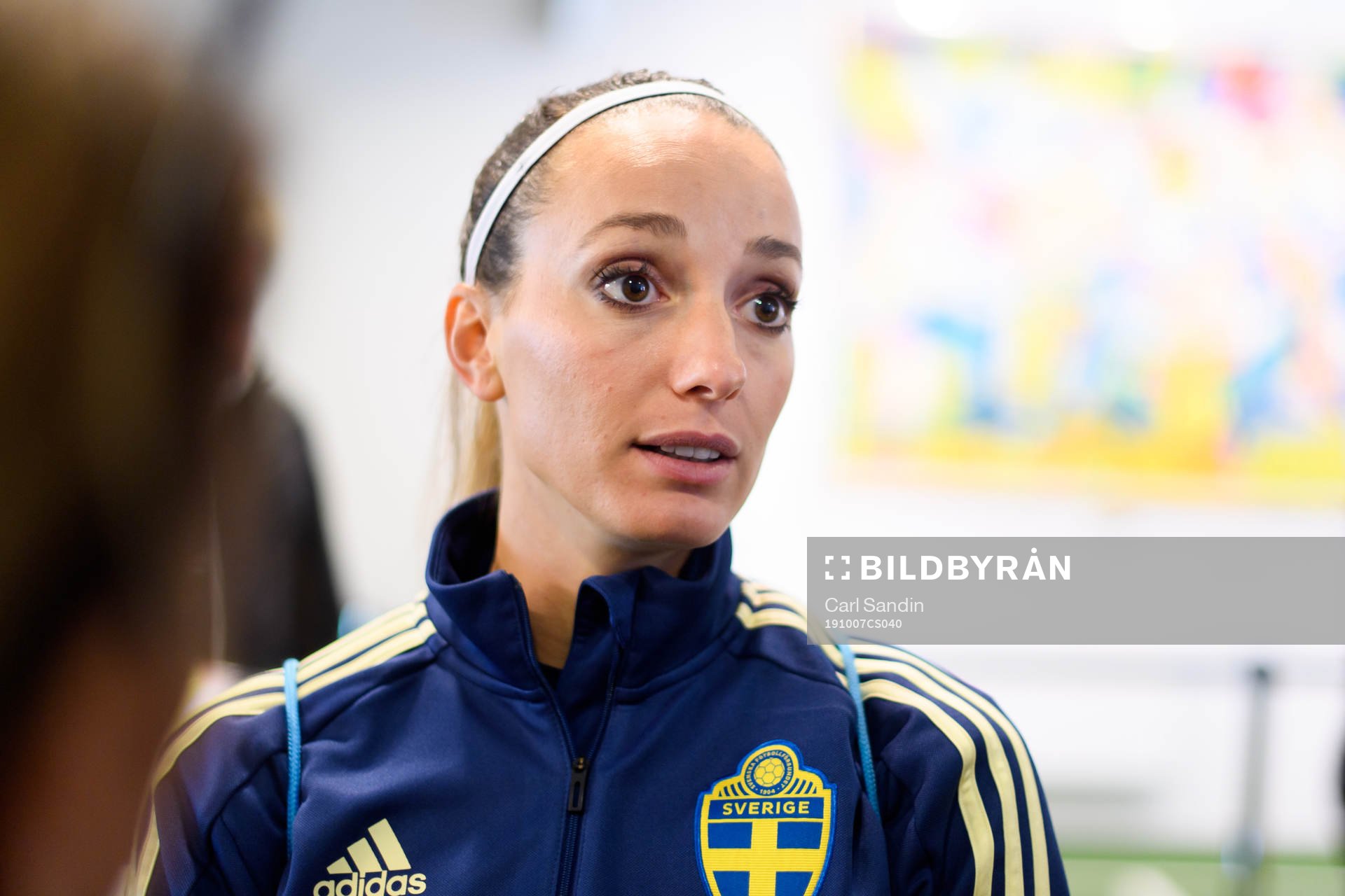 Sveriges Kosovare Asllani blir intervjuad