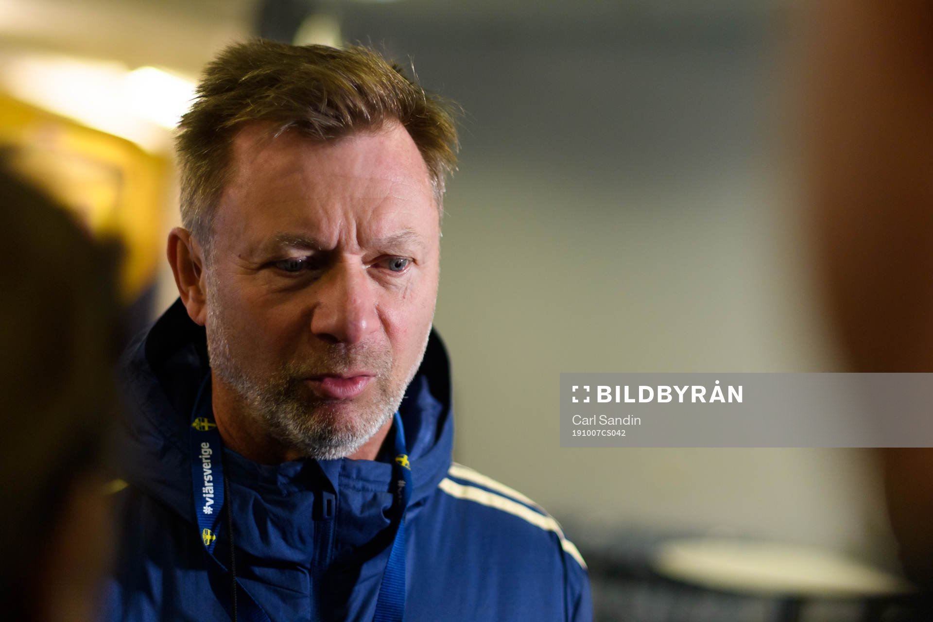 Sveriges förbundskapten Peter Gerhardsson blir intervjuad