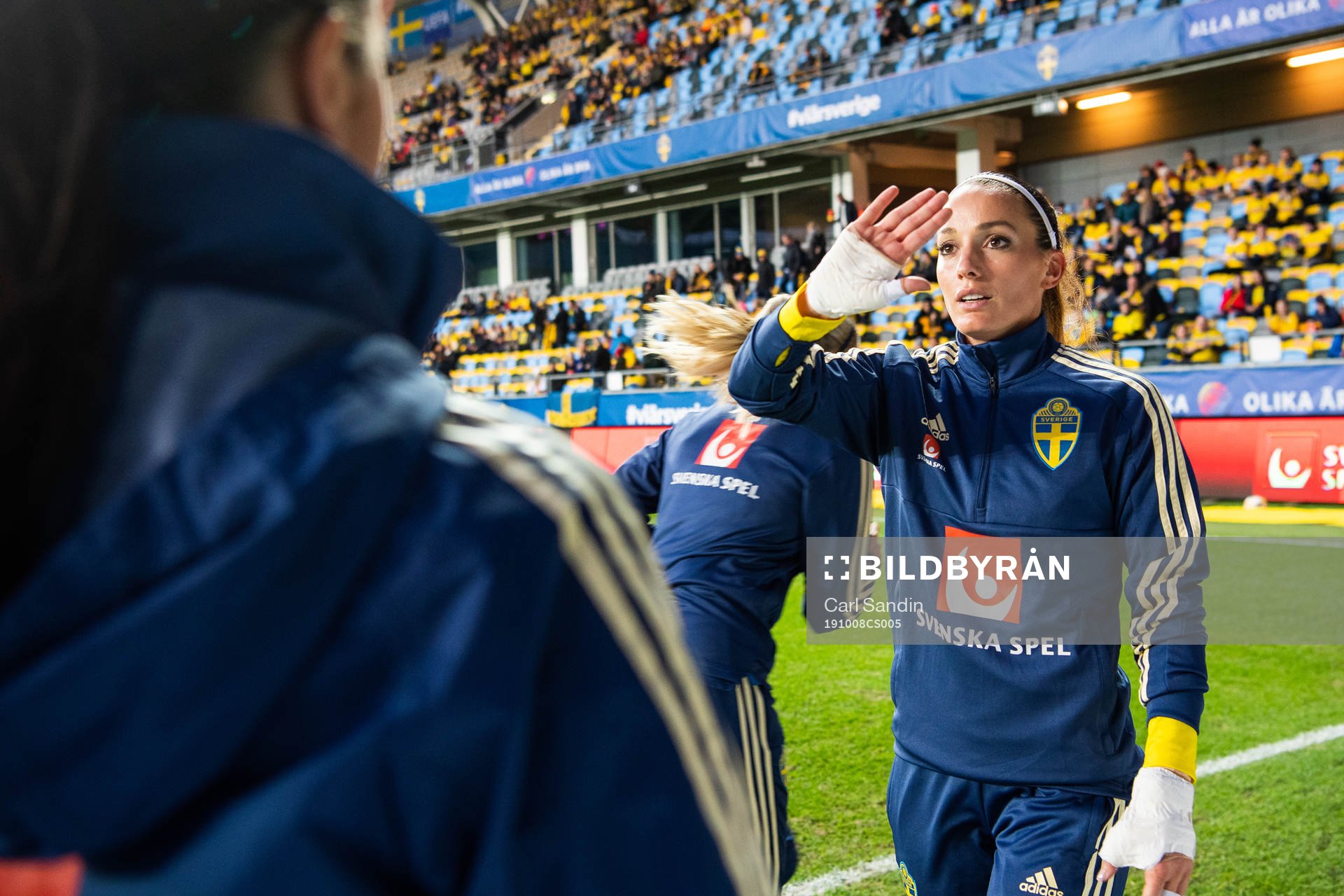 Kosovare Asllani of Sweden high fives a team mate